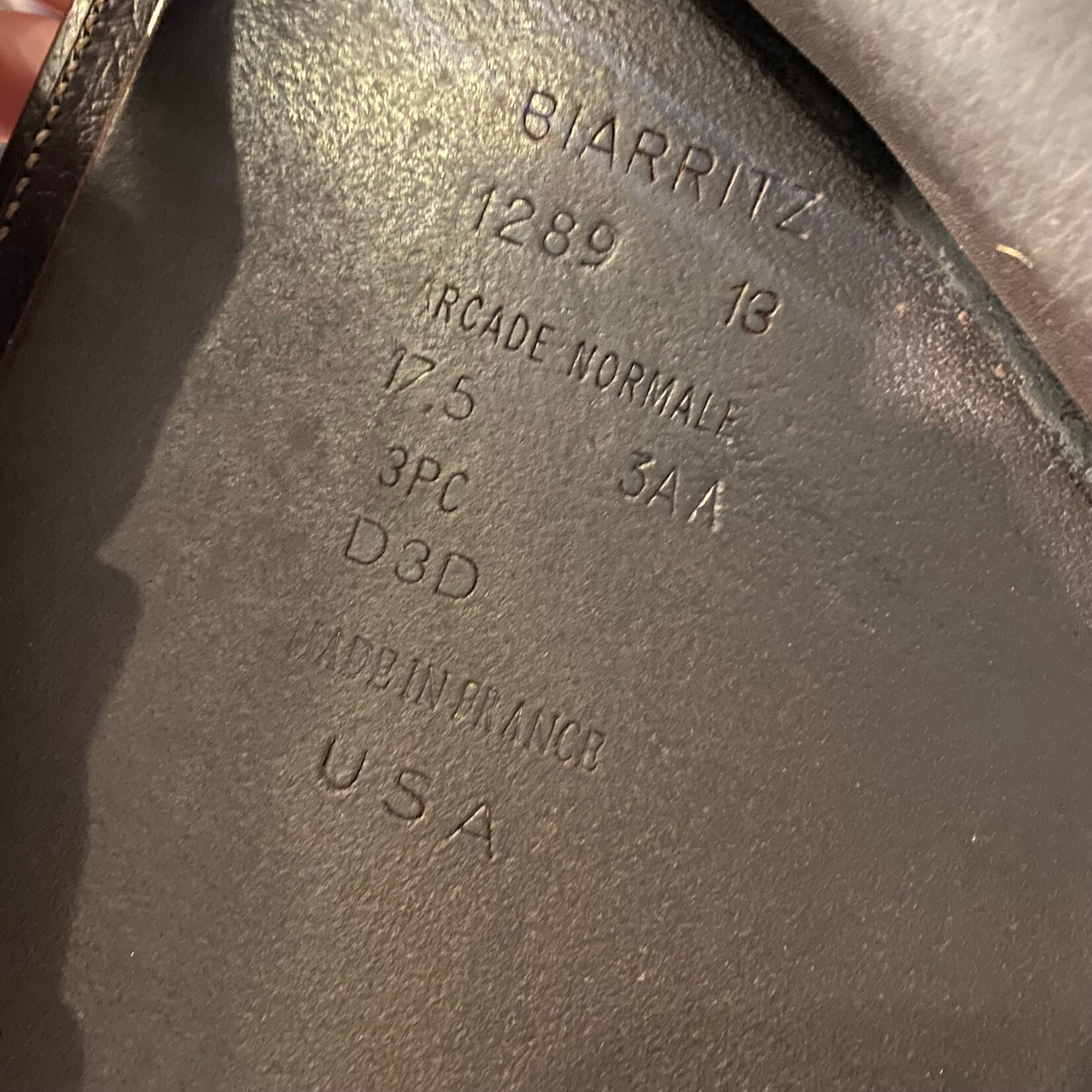 Devoucoux #1289 13 Consigned Devoucoux Biarritz, 17.5”,  3AA Flap (Forward) , D3D Panel, Std Tree, 3PC D3D panels, includes Devoucoux cover