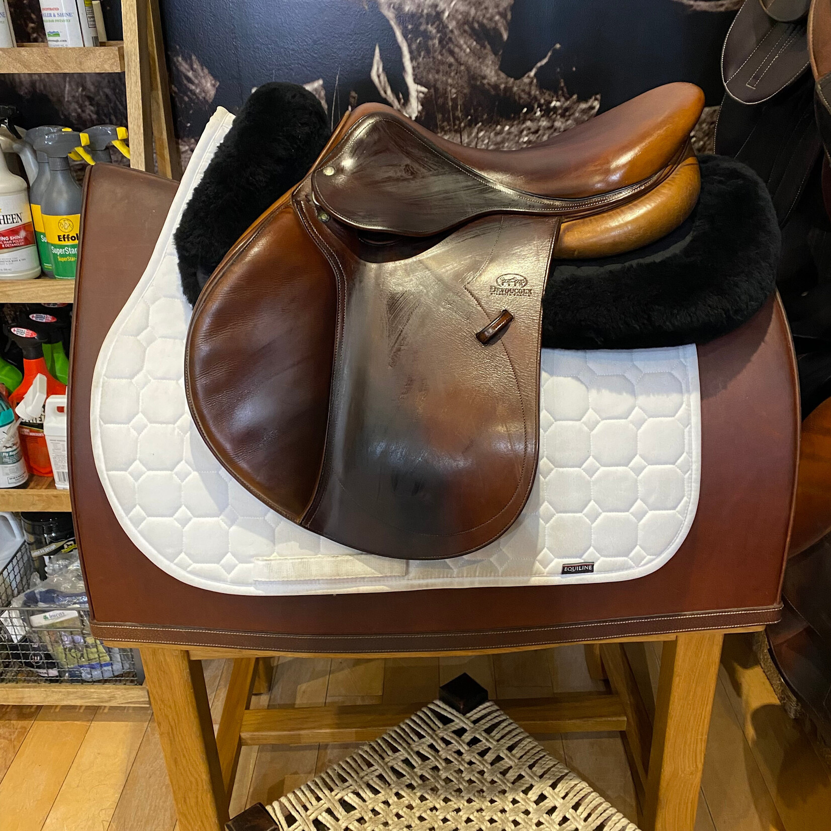 Devoucoux #3008 13 Consigned Devoucoux Socoa Jumping Saddle , 17.5" seat,  4AAR Flap (extra long/extra forward), 3PC & D3D Panels, Normal Tree, Includes Devoucoux Cover