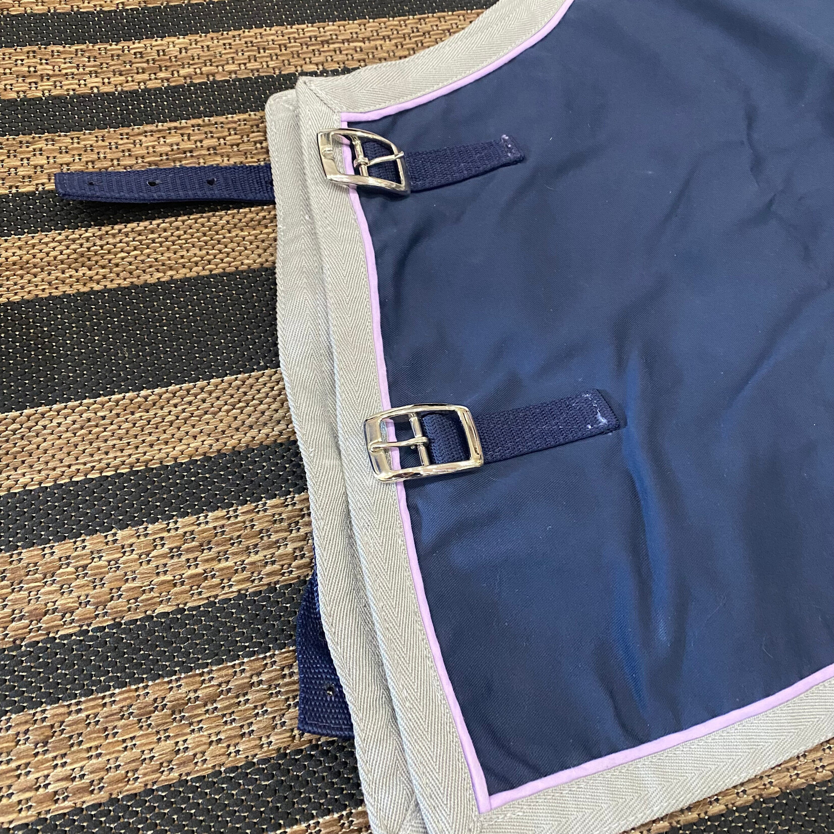 Equitex Custom Equitex Day Sheet Twill, features include, faux beaver fur at the withers, two high bias surcingles, taffeta lined, double-faced shoulders, with detachable elastic leg straps - Captain Navy base w/ lavender pipping & cadet grey trim, size 82