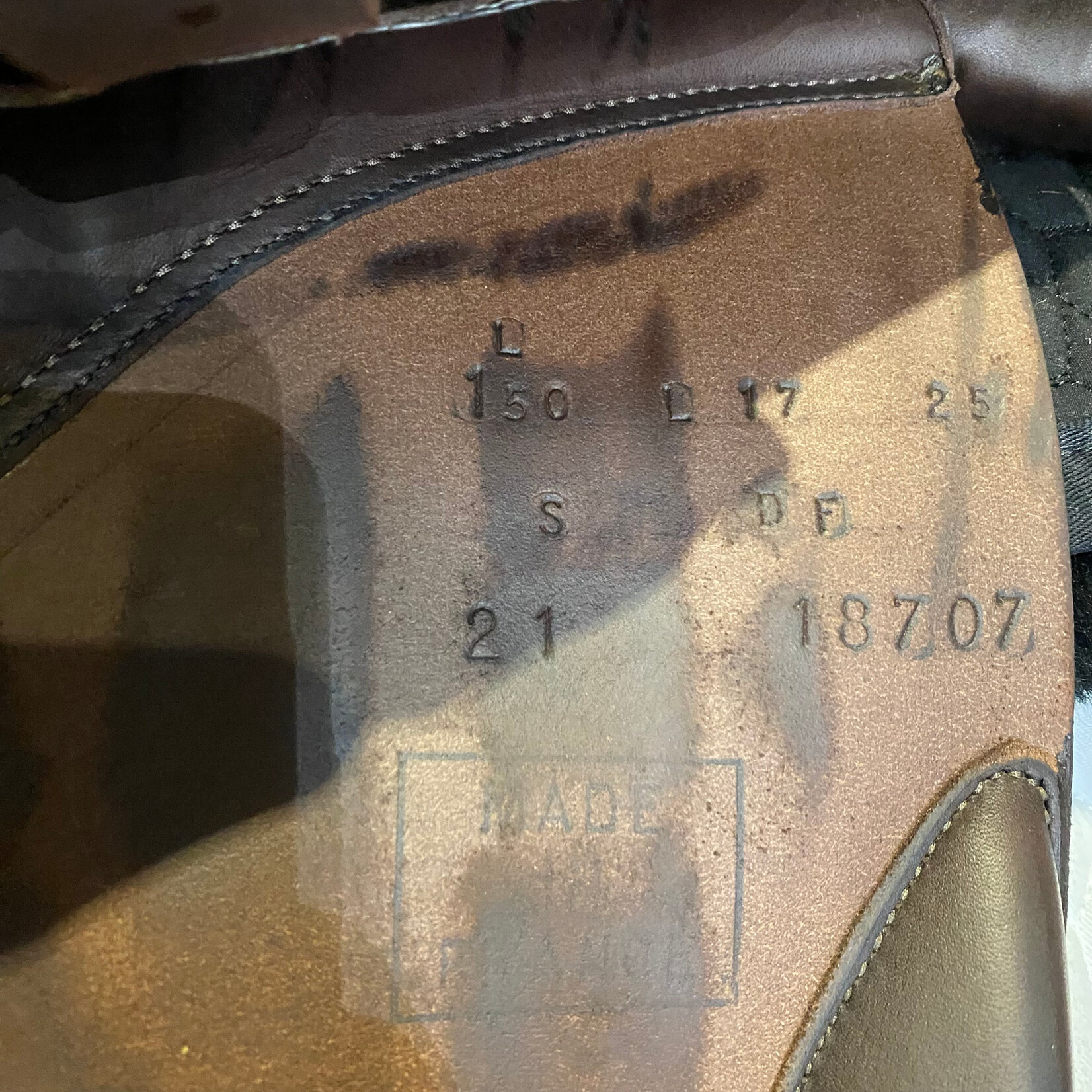Butet #21 18707 Consigned Butet Jumping Saddle Premium, L (Semi-Flat Seat) 1.5L Flap, 17" Cachou w/ Black Patent seam, DF Integrated Panels, STD Tree, includes Butet cover & stirrup leathers