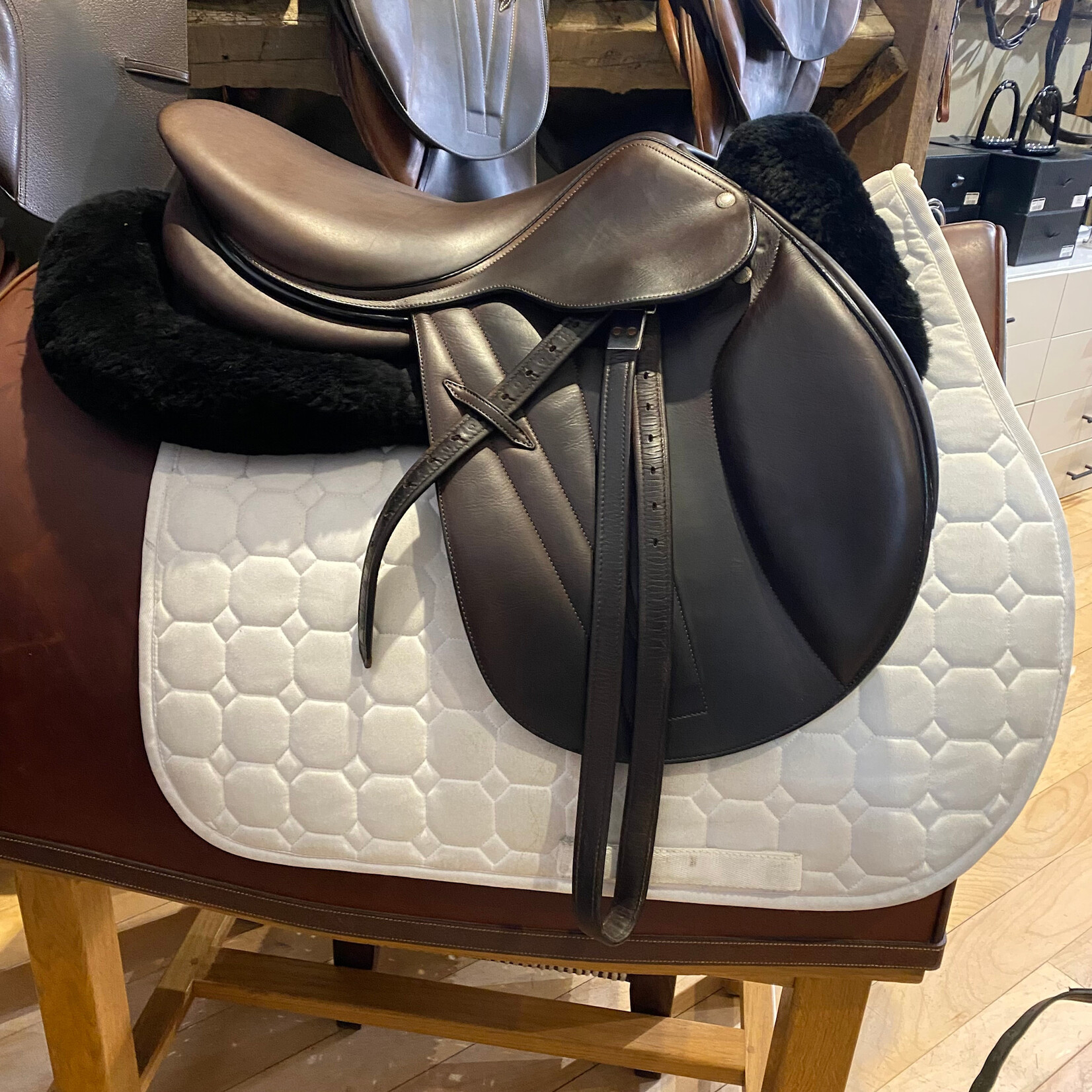 Butet #21 18707 Consigned Butet Jumping Saddle Premium, L (Semi-Flat Seat) 1.5L Flap, 17" Cachou w/ Black Patent seam, DF Integrated Panels, STD Tree, includes Butet cover & stirrup leathers