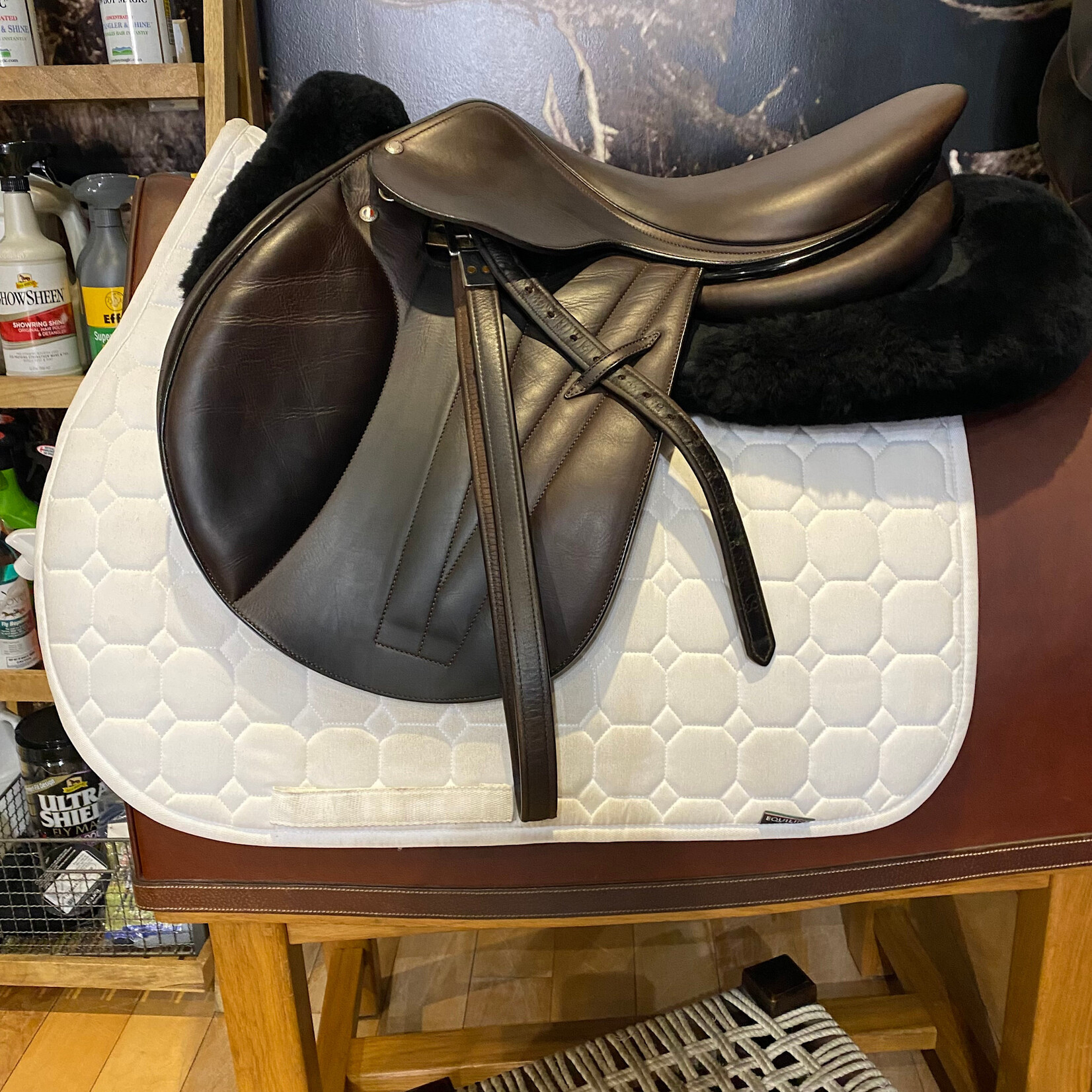 Butet #21 18707 Consigned Butet Jumping Saddle Premium, L (Semi-Flat Seat) 1.5L Flap, 17" Cachou w/ Black Patent seam, DF Integrated Panels, STD Tree, includes Butet cover & stirrup leathers