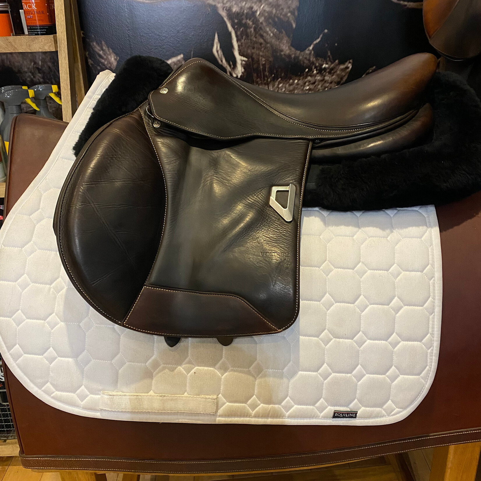 Voltaire #0670 20 Consigned Voltaire Blue Infinite Jumping Saddle, 18", 2A flap, PRO Panels, B10 Panel, STD, comes with Voltaire Cover