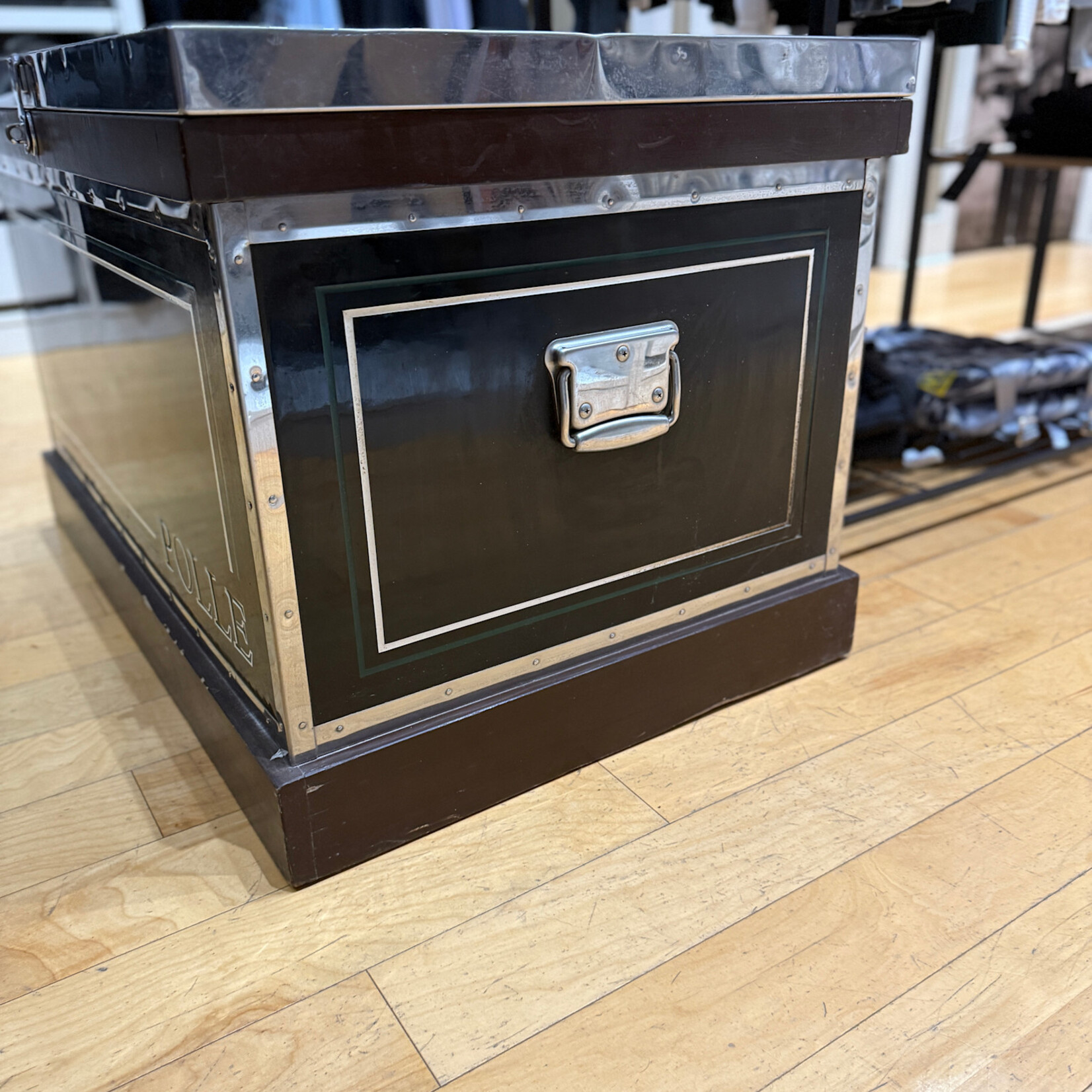 McGuinn Farms Consigned McGuinn Large Flat Lid Vinyl Tack Trunk, Walnut Bumpers w/ Chrome Trim, w/ Walnut Stained Protective Interior, Flat Tray and Groom Tote. Black with Hunter and White piping.