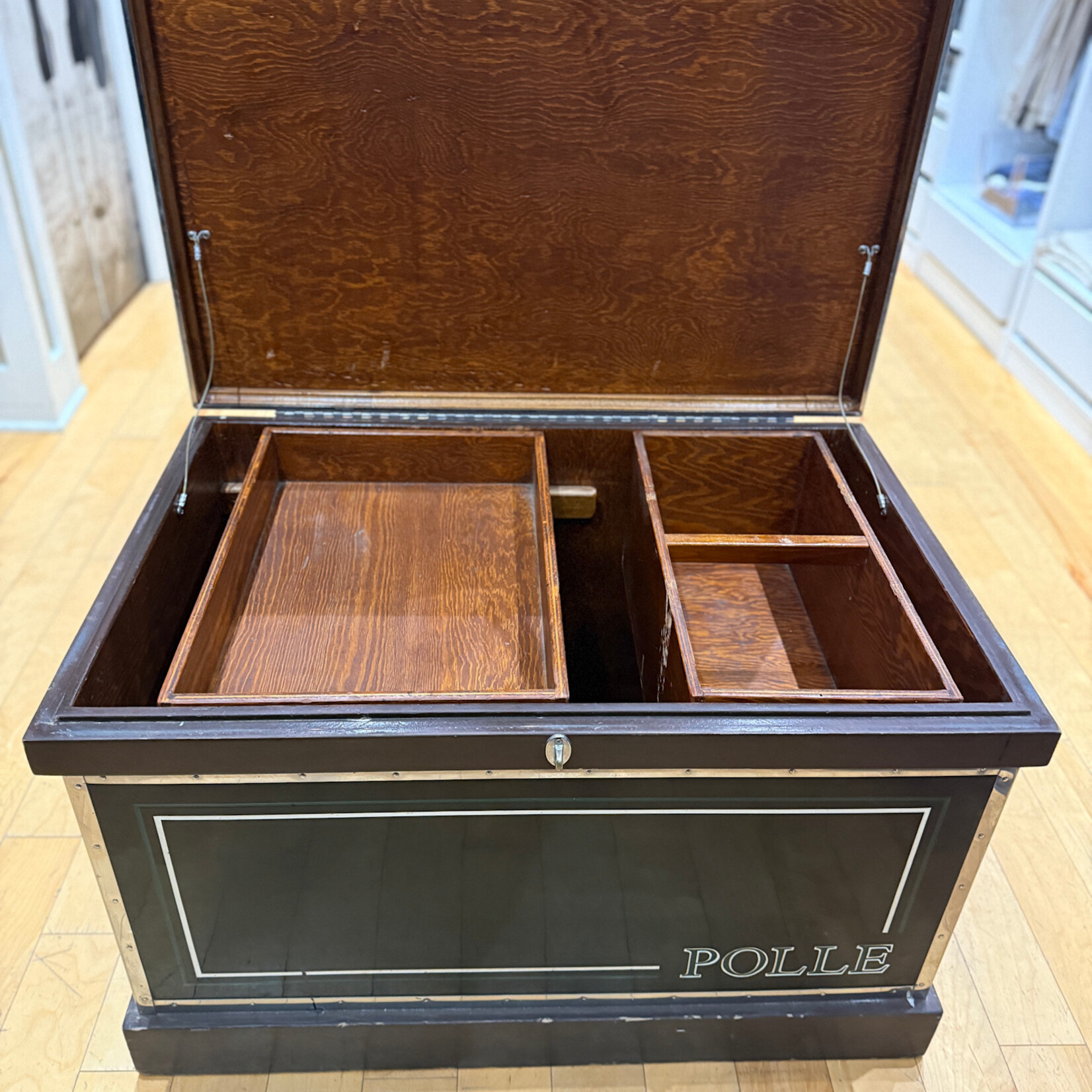 McGuinn Farms Consigned McGuinn Large Flat Lid Vinyl Tack Trunk, Walnut Bumpers w/ Chrome Trim, w/ Walnut Stained Protective Interior, Flat Tray and Groom Tote. Black with Hunter and White piping.