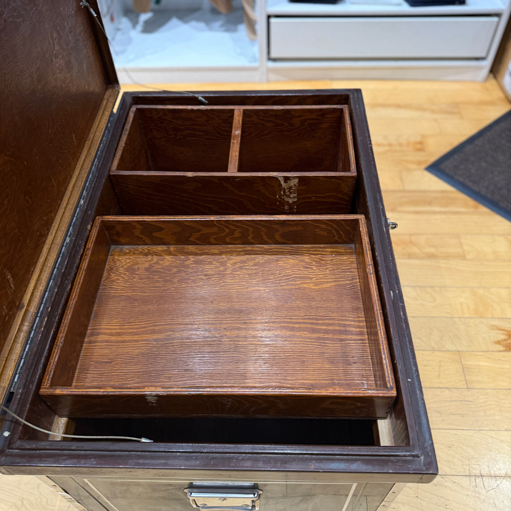 McGuinn Farms Consigned McGuinn Large Flat Lid Vinyl Tack Trunk, Walnut Bumpers w/ Chrome Trim, w/ Walnut Stained Protective Interior, Flat Tray and Groom Tote. Black with Hunter and White piping.