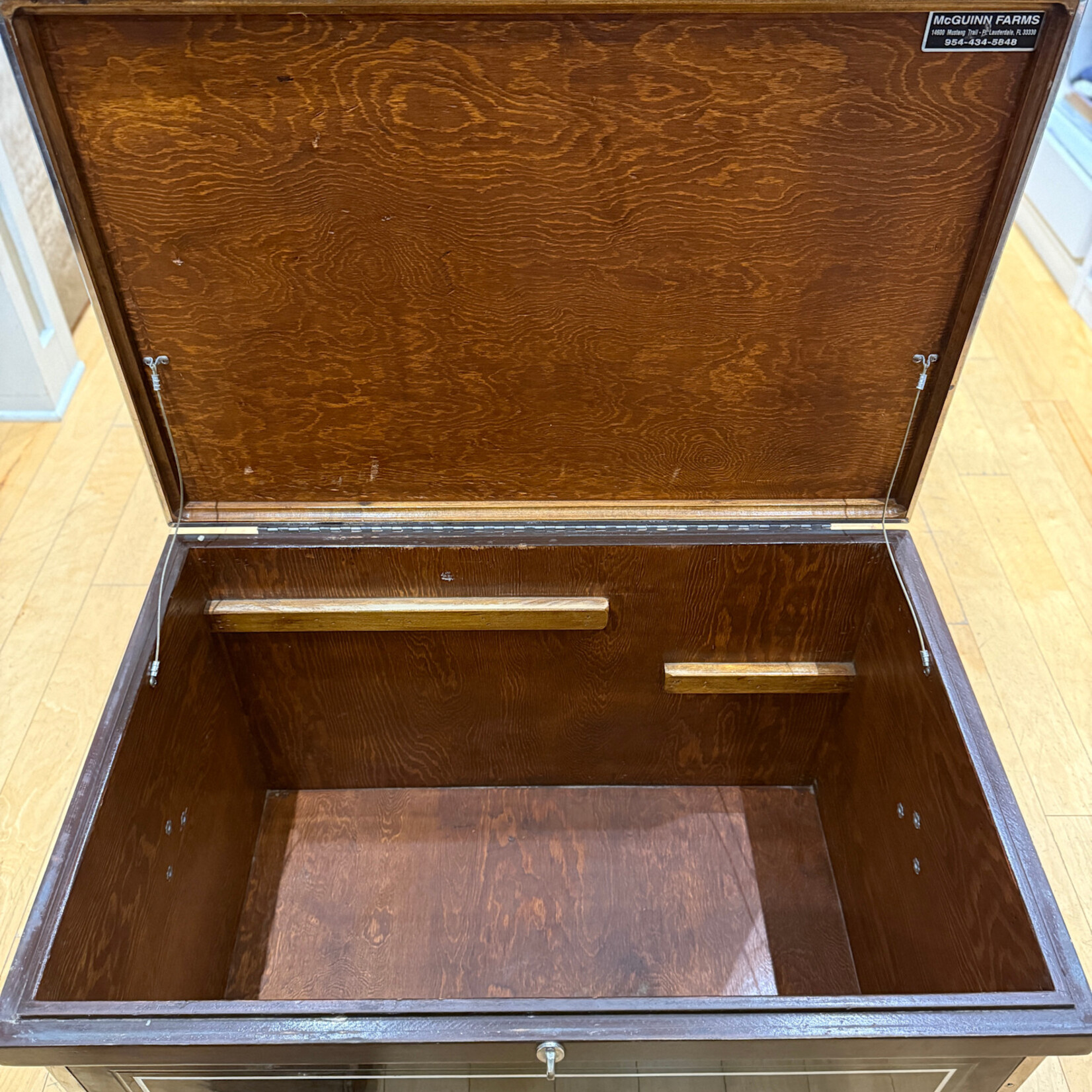McGuinn Farms Consigned McGuinn Large Flat Lid Vinyl Tack Trunk, Walnut Bumpers w/ Chrome Trim, w/ Walnut Stained Protective Interior, Flat Tray and Groom Tote. Black with Hunter and White piping.
