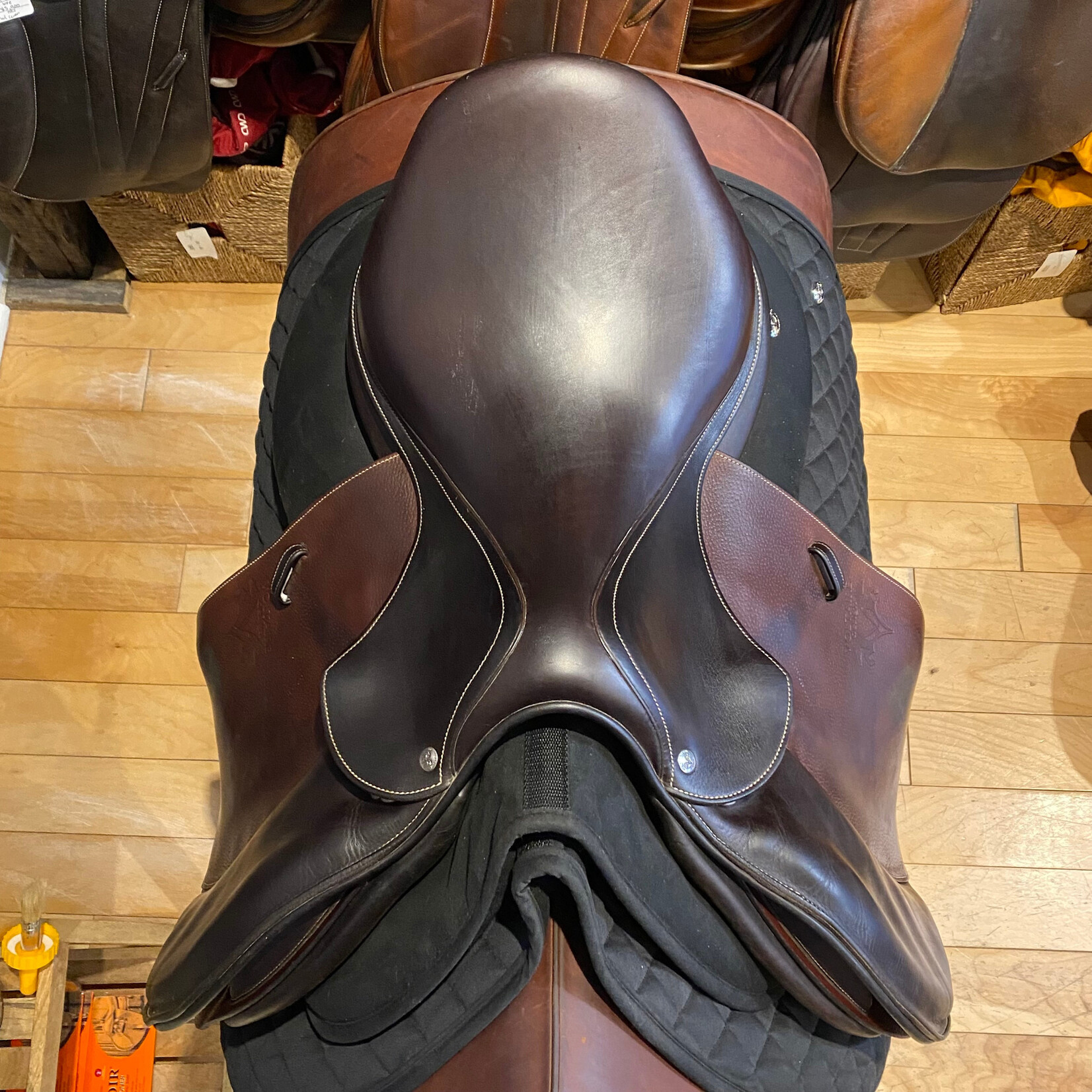 Voltaire #5488 18 Consigned Voltaire Stuggart Jumping Saddle, 18”, Deep Seat, 3AAA flap, Medium/Wide tree w/ Pro Panels, comes with Voltaire Cover