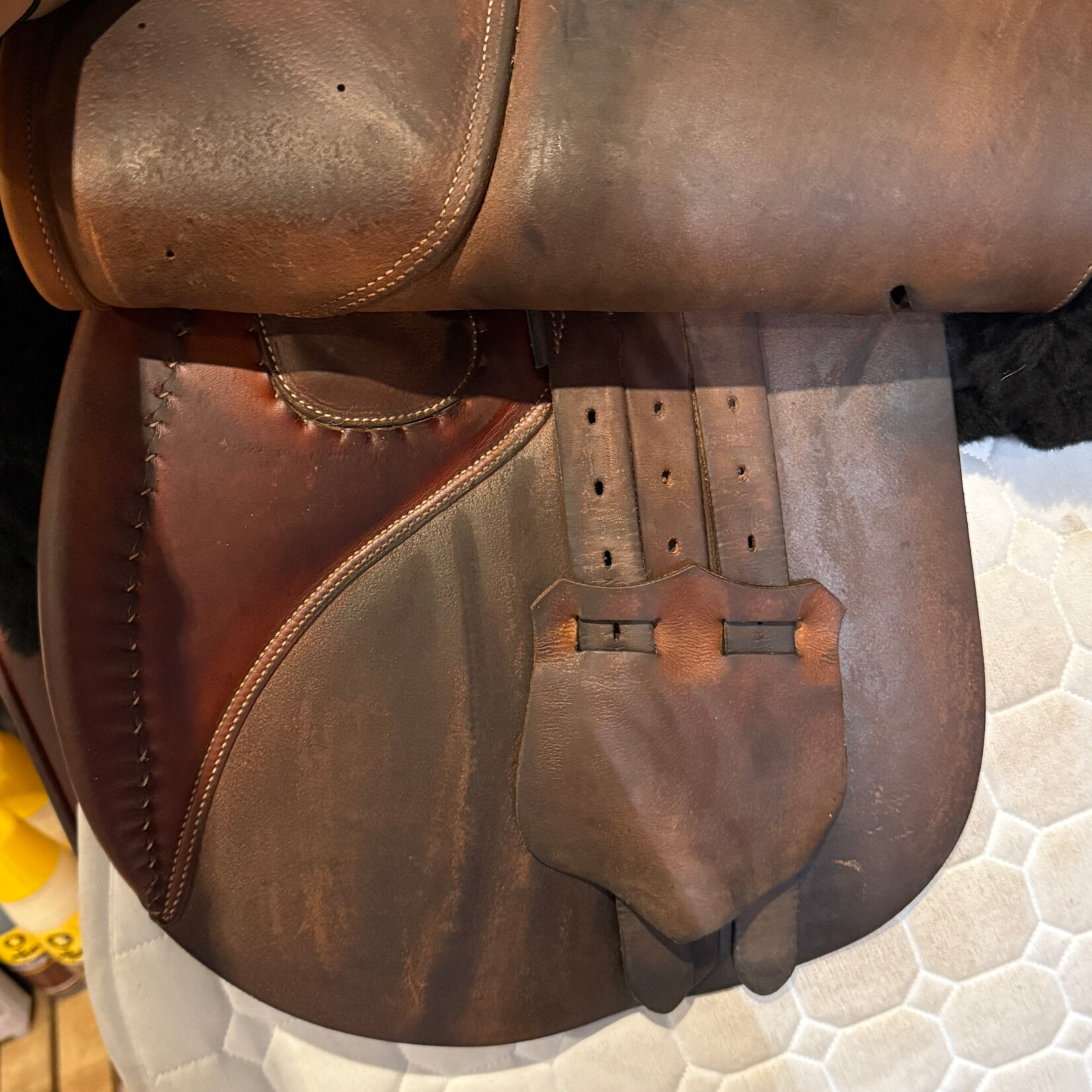 Butet #391 10 Consigned Butet Jumping Saddle Grained, 17” P (Flat) seat, 2 flap, STD Tree, Standard Panels, Gold