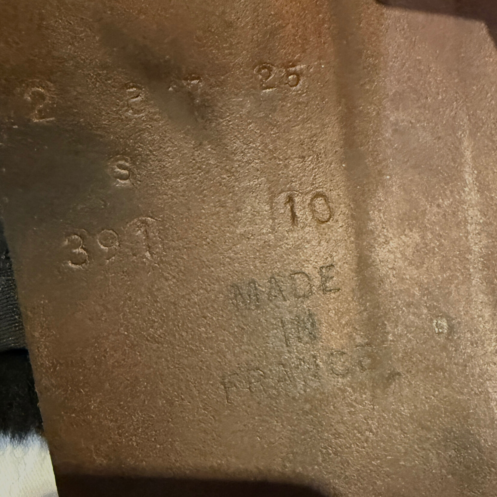 Butet #391 10 Consigned Butet Jumping Saddle Grained, 17” P (Flat) seat, 2 flap, STD Tree, Standard Panels, Gold