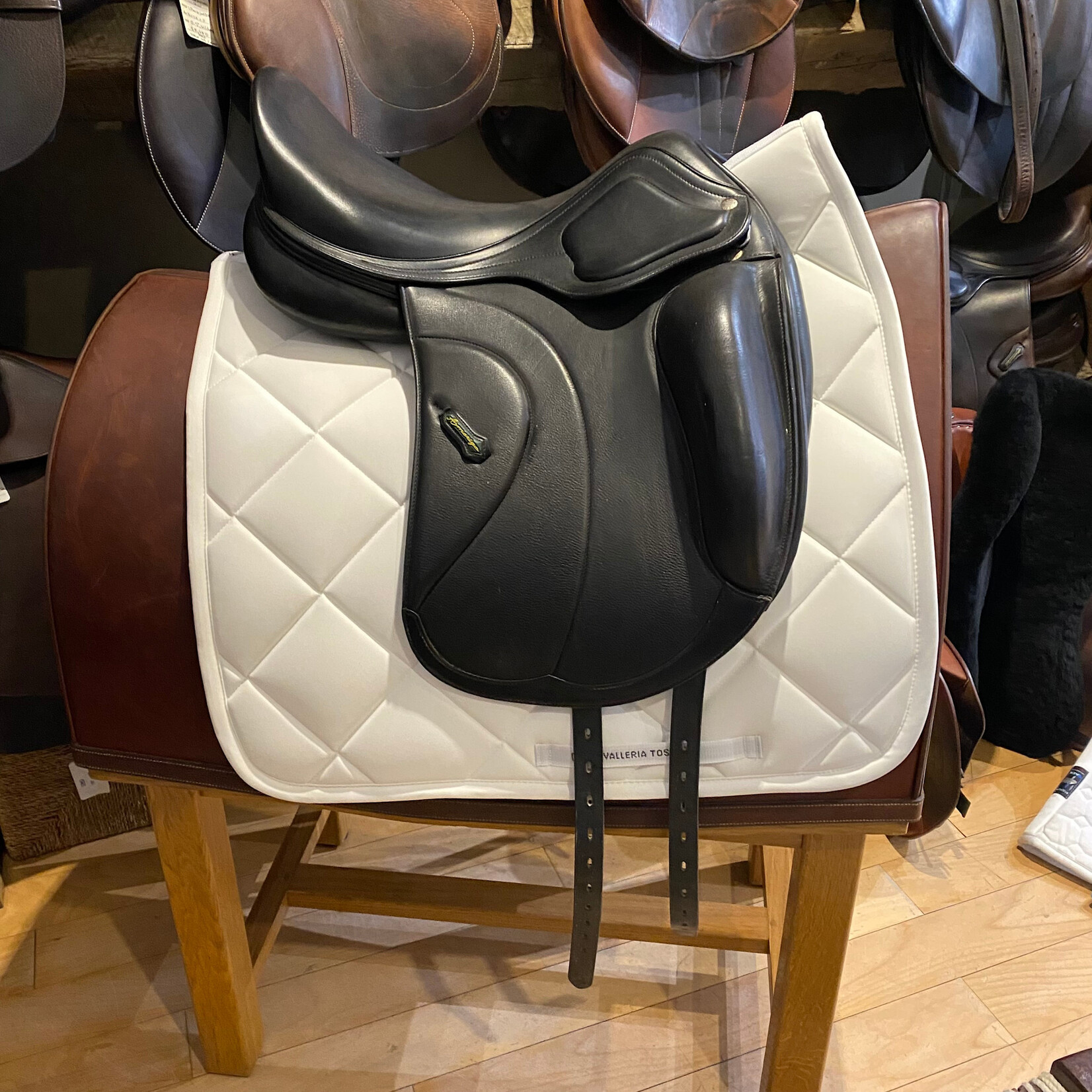 Amerigo #26990514 Consigned Amerigo Siena Classic Monoflap Dressage Saddle, 17.5" seat, Standard flap, Standard Panles, Medium wide-wide tree, includes cover