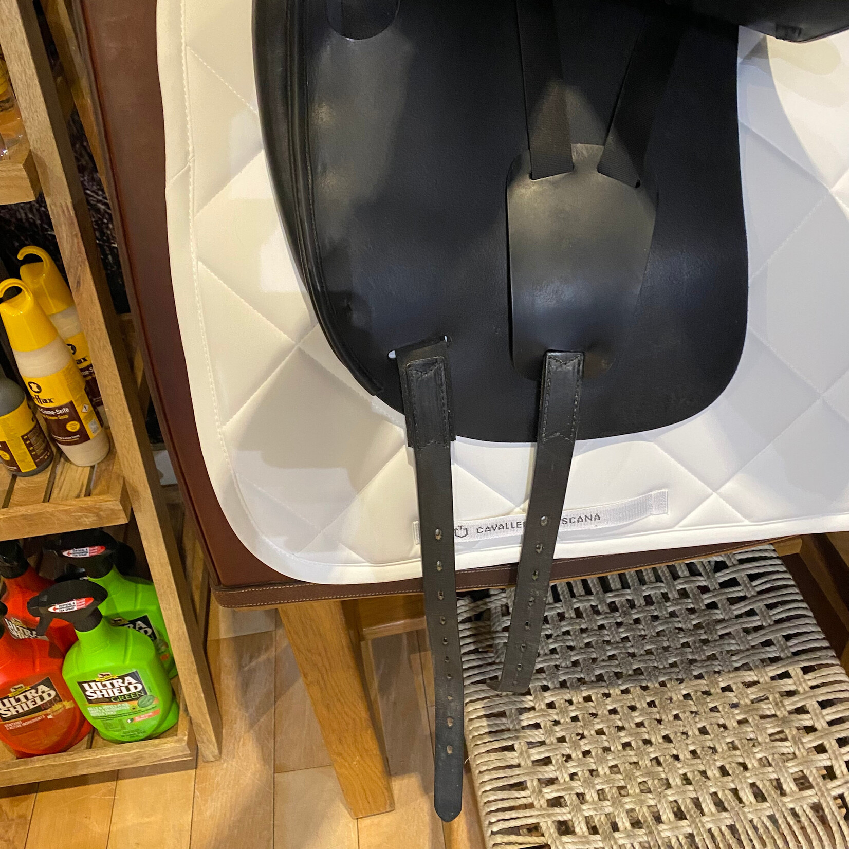 Amerigo #26990514 Consigned Amerigo Siena Classic Monoflap Dressage Saddle, 17.5" seat, Standard flap, Standard Panles, Medium wide-wide tree, includes cover