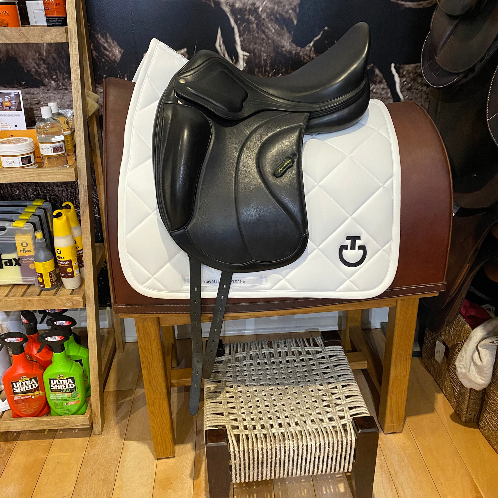 Amerigo #26990514 Consigned Amerigo Siena Classic Monoflap Dressage Saddle, 17.5" seat, Standard flap, Standard Panles, Medium wide-wide tree, includes cover