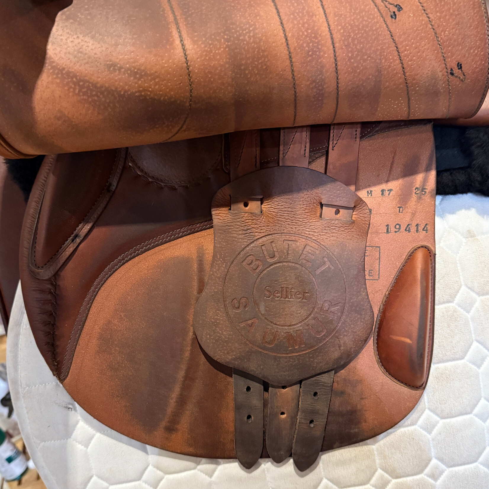 Butet #21 19414 Demo Butet Jumping Saddle Integrated Premium, M (Deep) 2 Flap 17" Gold , Front & Rear Std Blocks, MOU Memory Foam Panels, STD TREE, no cover