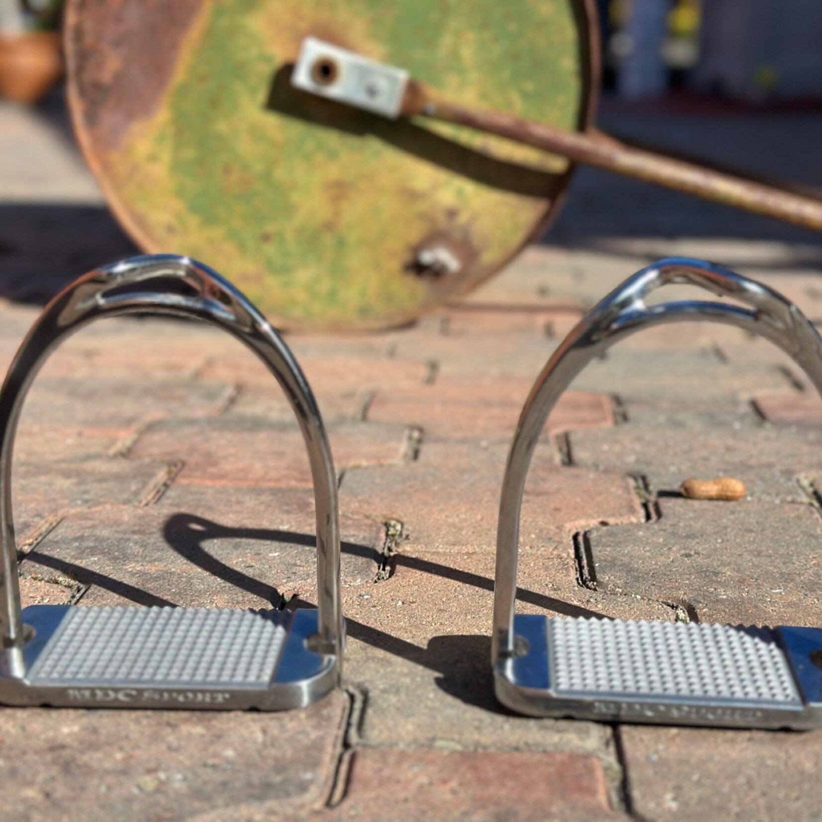 MDC NEW MDC ’S’ Super Safety Stirrup with Patented ’S’ Technology Top 45 degrees, Traditional Sides with Safety Release, Wide Aluminum Treads