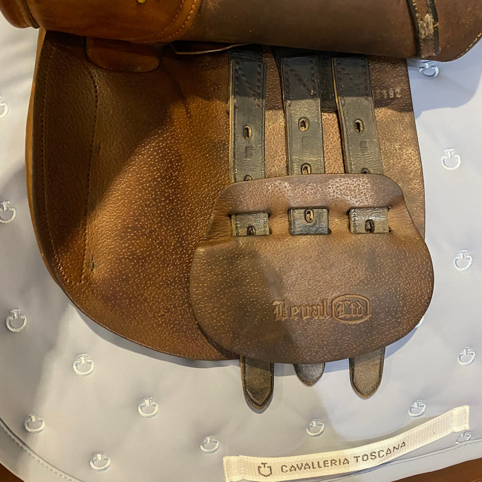 Beval #5792 Consigned Bevals Junior LTD Saddle 14”, measures 9.5" flap length, measures 10.5" flap width