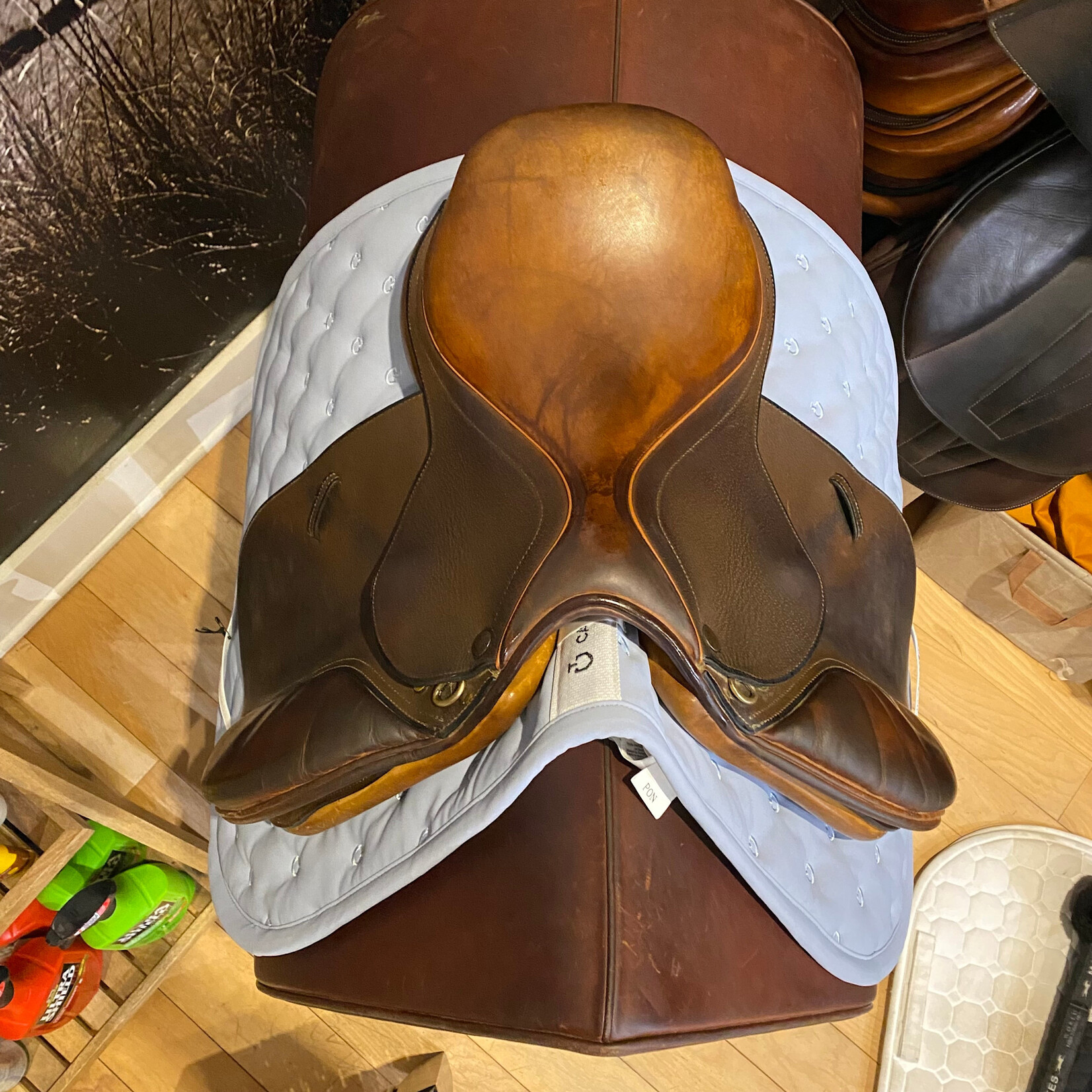 Beval #5792 Consigned Bevals Junior LTD Saddle 14”, measures 9.5" flap length, measures 10.5" flap width