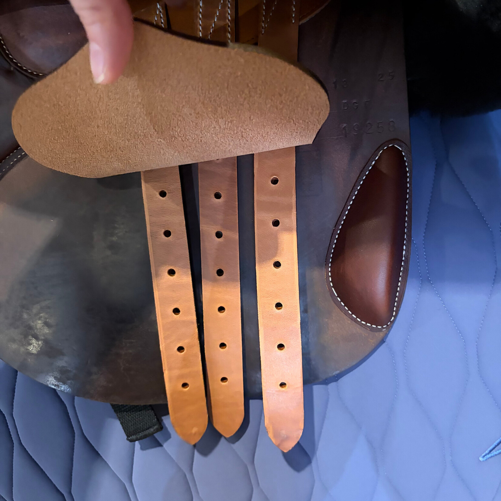 Butet #21 19258 Demo Butet Jumping Saddle Integrated Premium, 18", P (Flat) Seat, 2.25 Flap, Gold, STD tree, includes Butet Cover