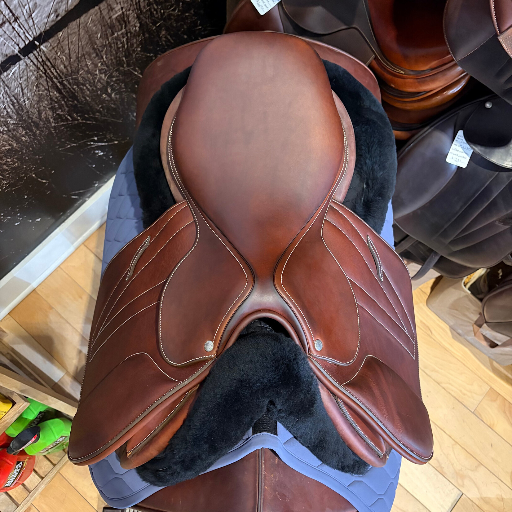 Butet #21 19258 Demo Butet Jumping Saddle Integrated Premium, 18", P (Flat) Seat, 2.25 Flap, Gold, STD tree, includes Butet Cover