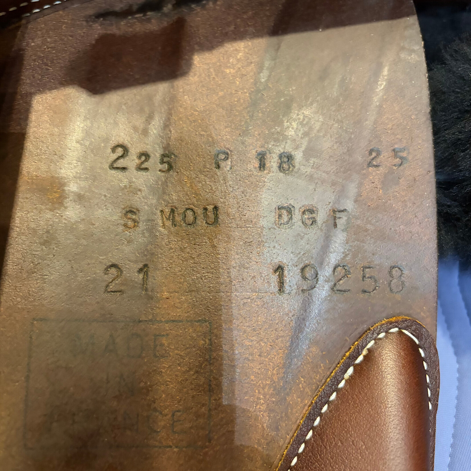 Butet #21 19258 Demo Butet Jumping Saddle Integrated Premium, 18", P (Flat) Seat, 2.25 Flap, Gold, STD tree, includes Butet Cover