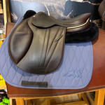 Butet #23 25316 Demo Butet Jumping Saddle Non Integrated Premium, 18", P (Flat) Seat, 3 Flap, Cachou, STD tree, A+ DTFA Panels, Includes Butet Cover