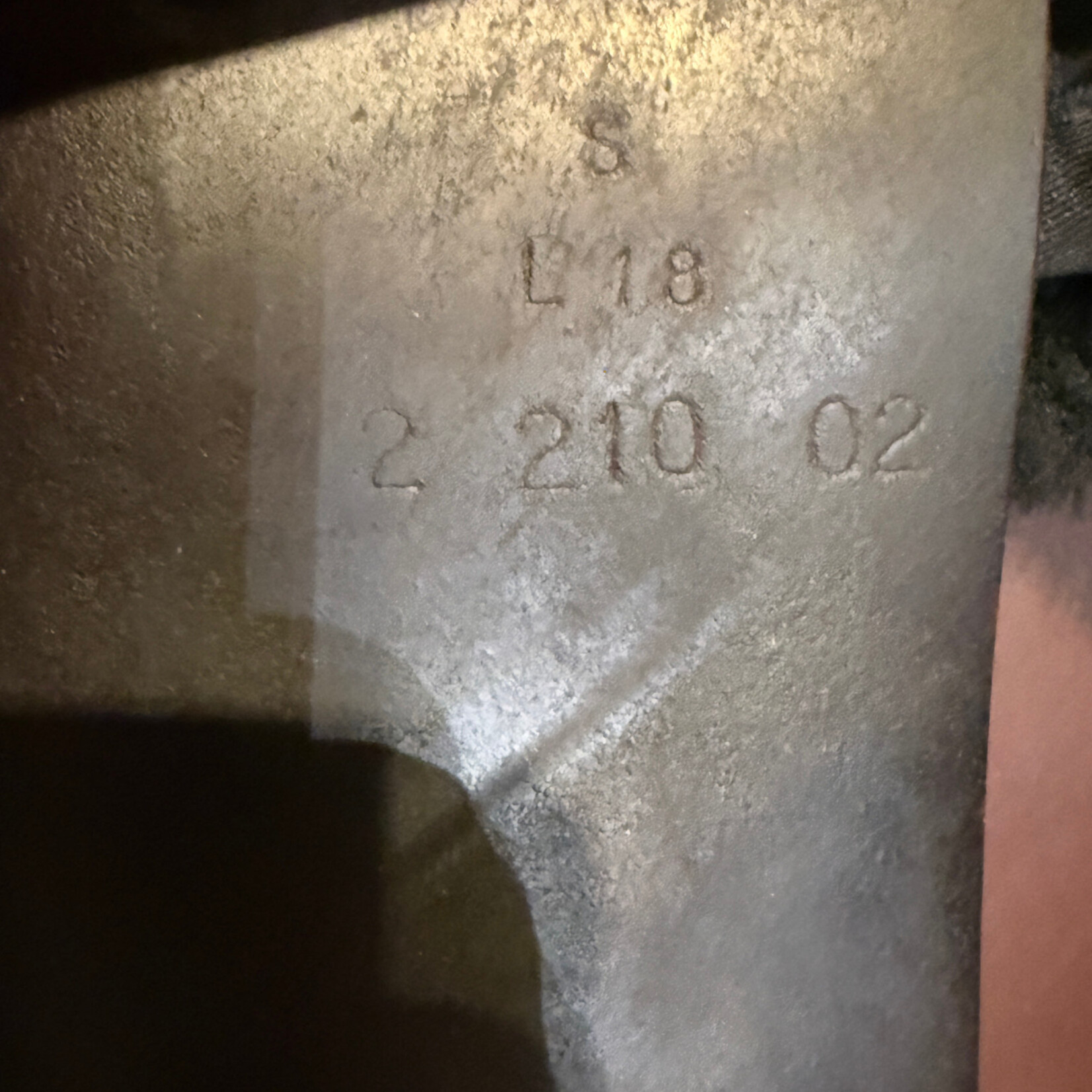 Butet #210 02 Consigned Butet, Grained, 18" P (Flat Seat), 2 Flap, Standard Non-Integrated Panels, STD TREE, Gold 2 Front Blocks, no cover