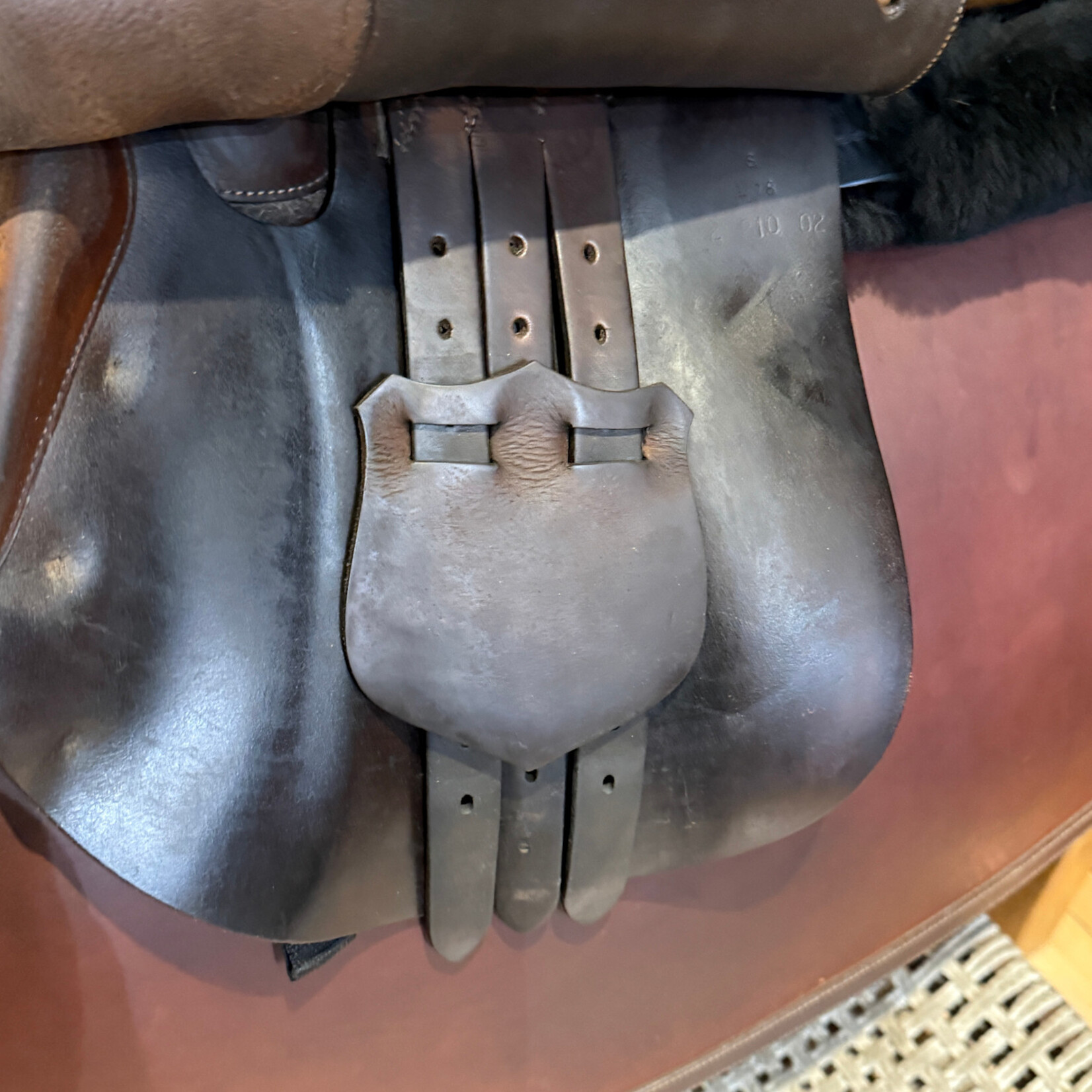 Butet #210 02 Consigned Butet, Grained, 18" P (Flat Seat), 2 Flap, Standard Non-Integrated Panels, STD TREE, Gold 2 Front Blocks, no cover