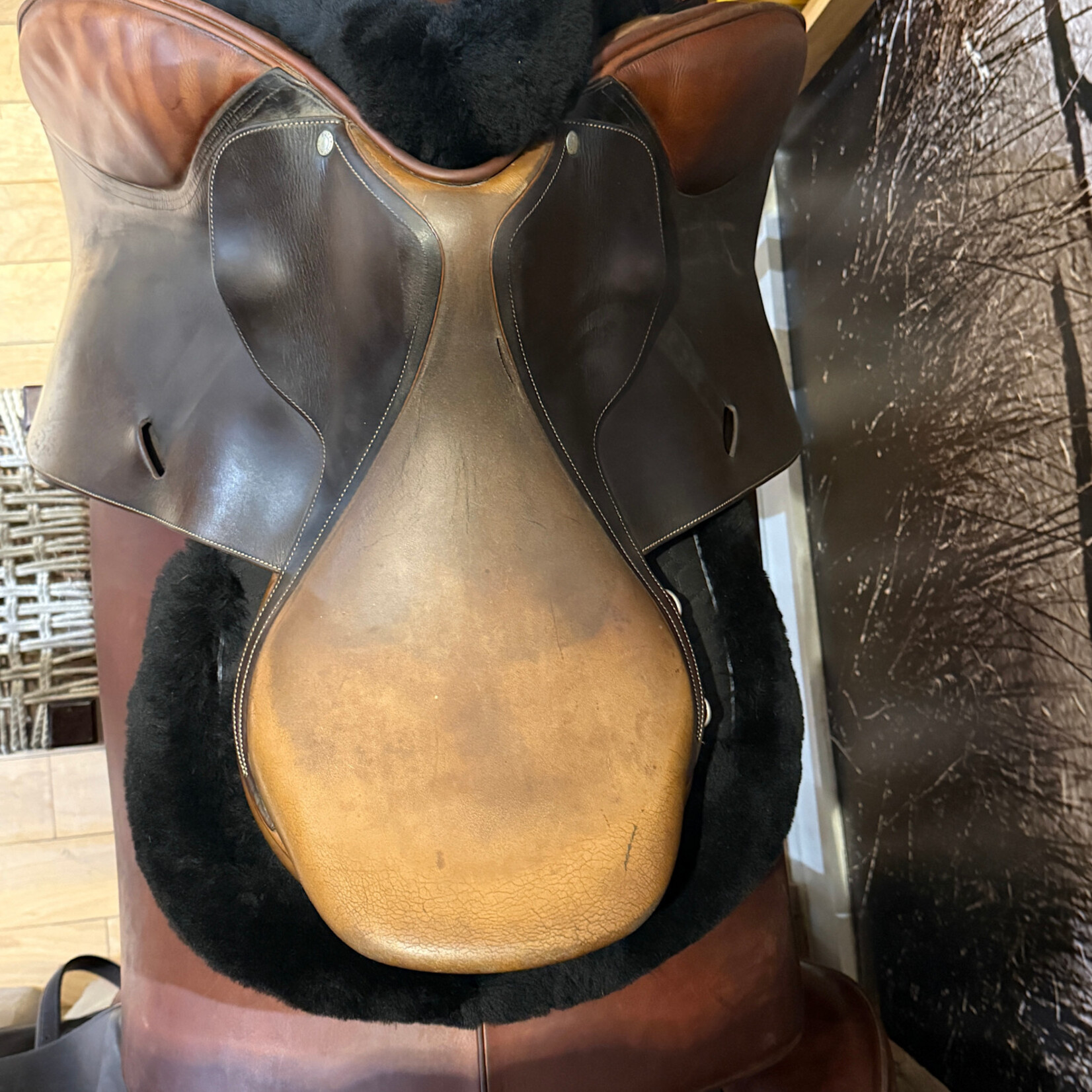 Butet #210 02 Consigned Butet, Grained, 18" P (Flat Seat), 2 Flap, Standard Non-Integrated Panels, STD TREE, Gold 2 Front Blocks, no cover