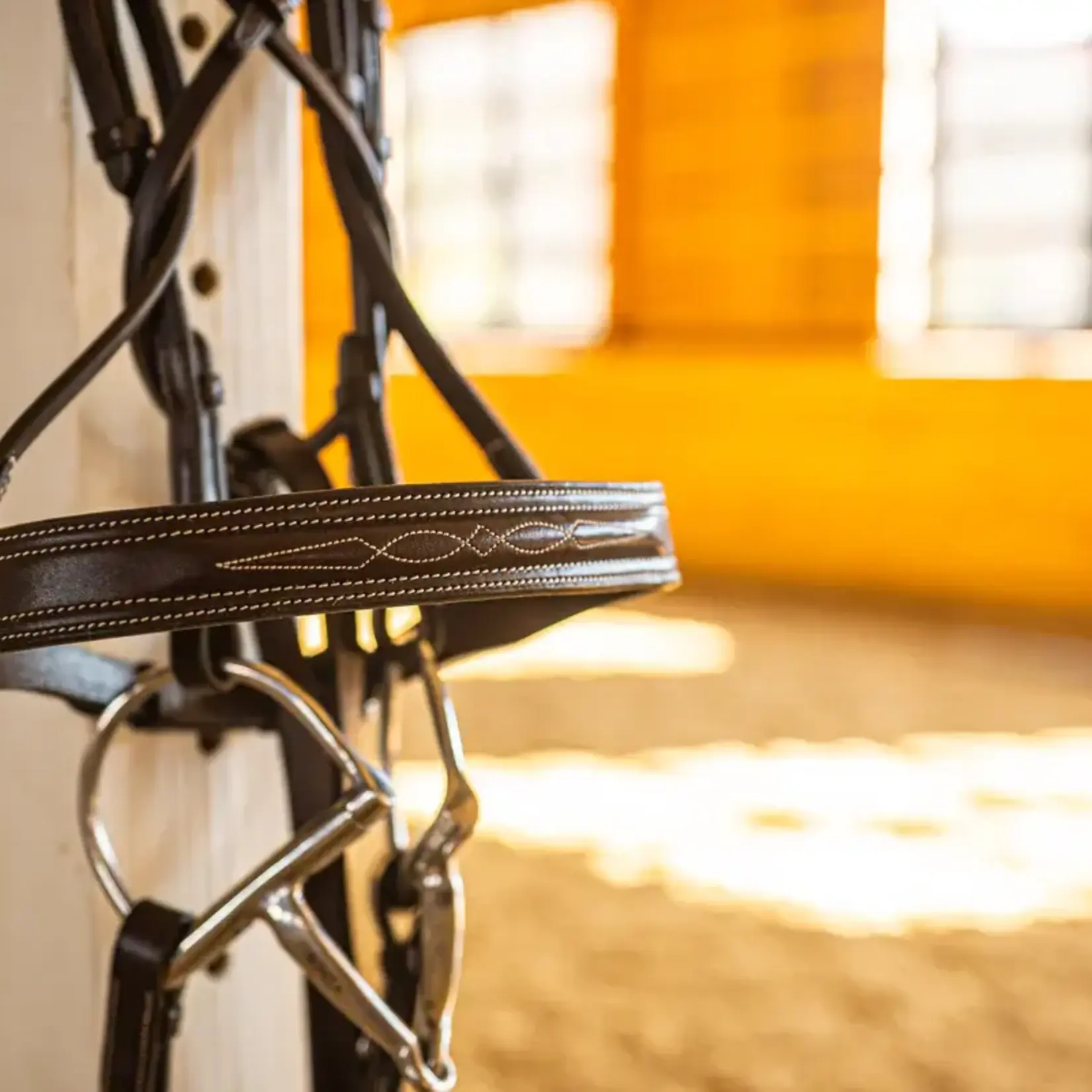 Flat Raised Fancy Hunter Bridle with Laced Reins