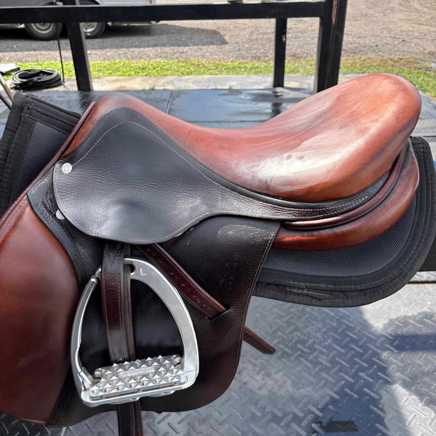 antares #18 0686 Consigned Antares Saddle, 17" seat, 2N flap dot to dot measures 4.5", no cover