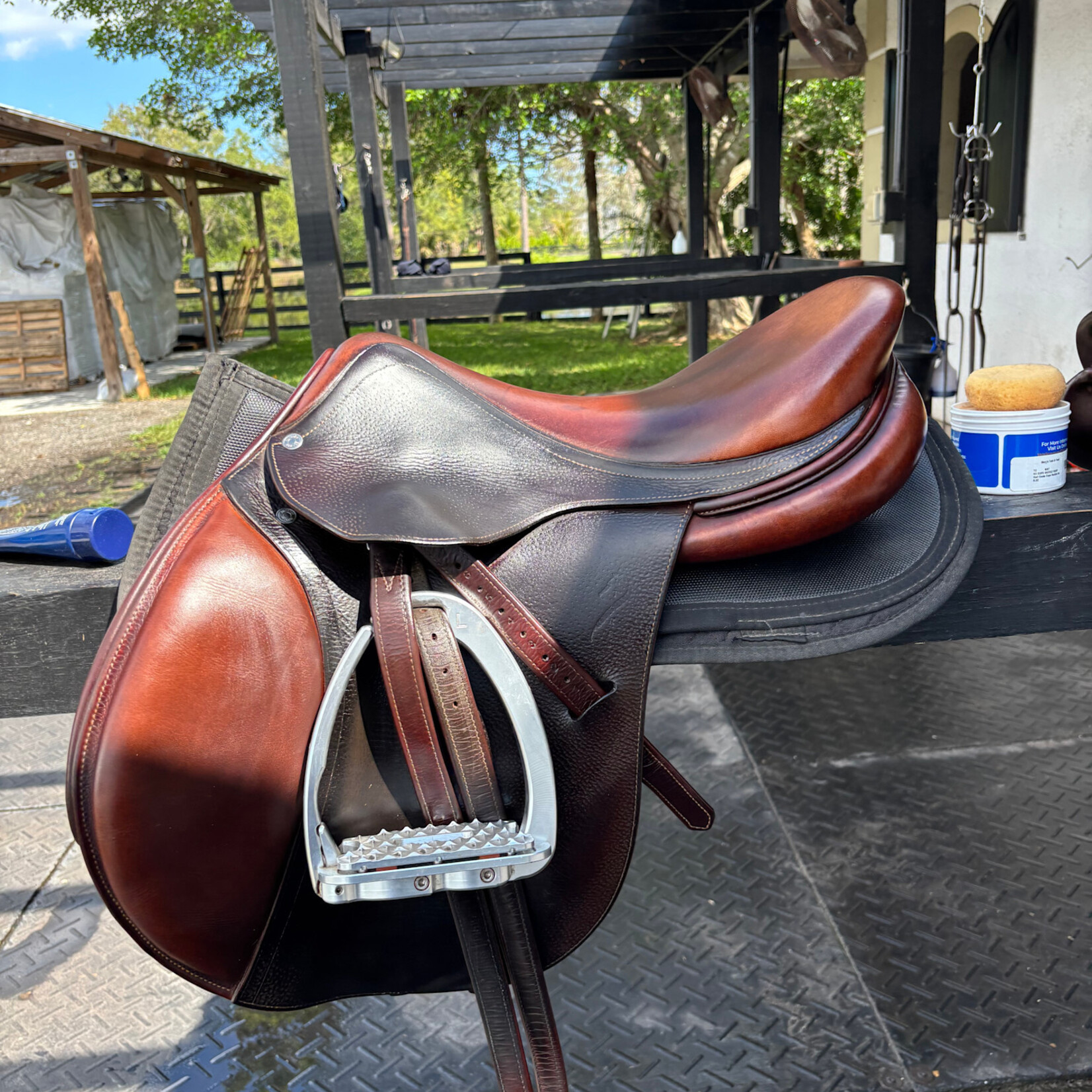 antares #18 0686 Consigned Antares Saddle, 17" seat, 2N flap dot to dot measures 4.5", no cover