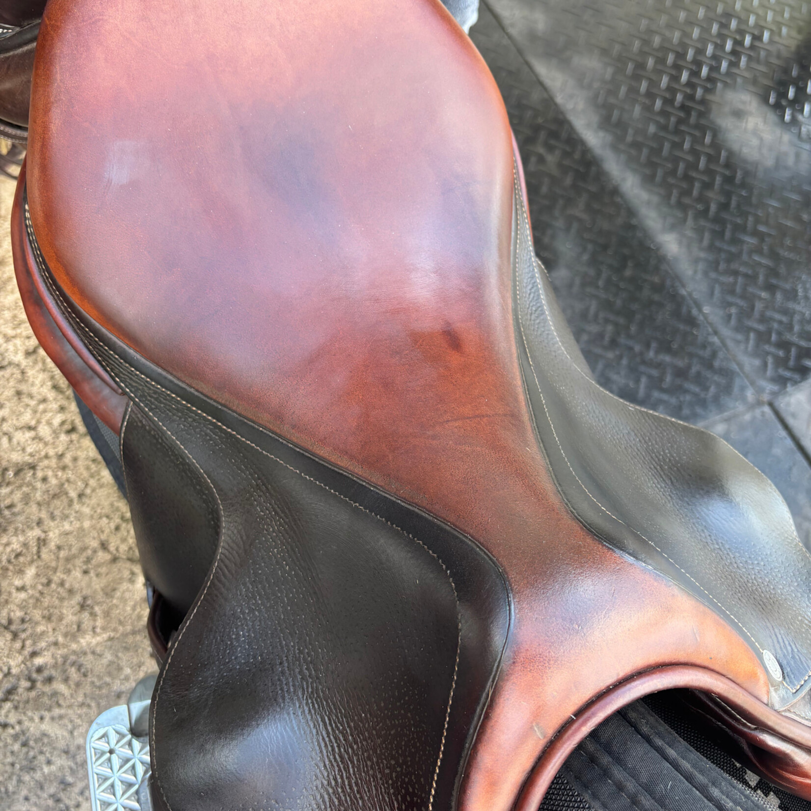 antares #18 0686 Consigned Antares Saddle, 17" seat, 2N flap dot to dot measures 4.5", no cover