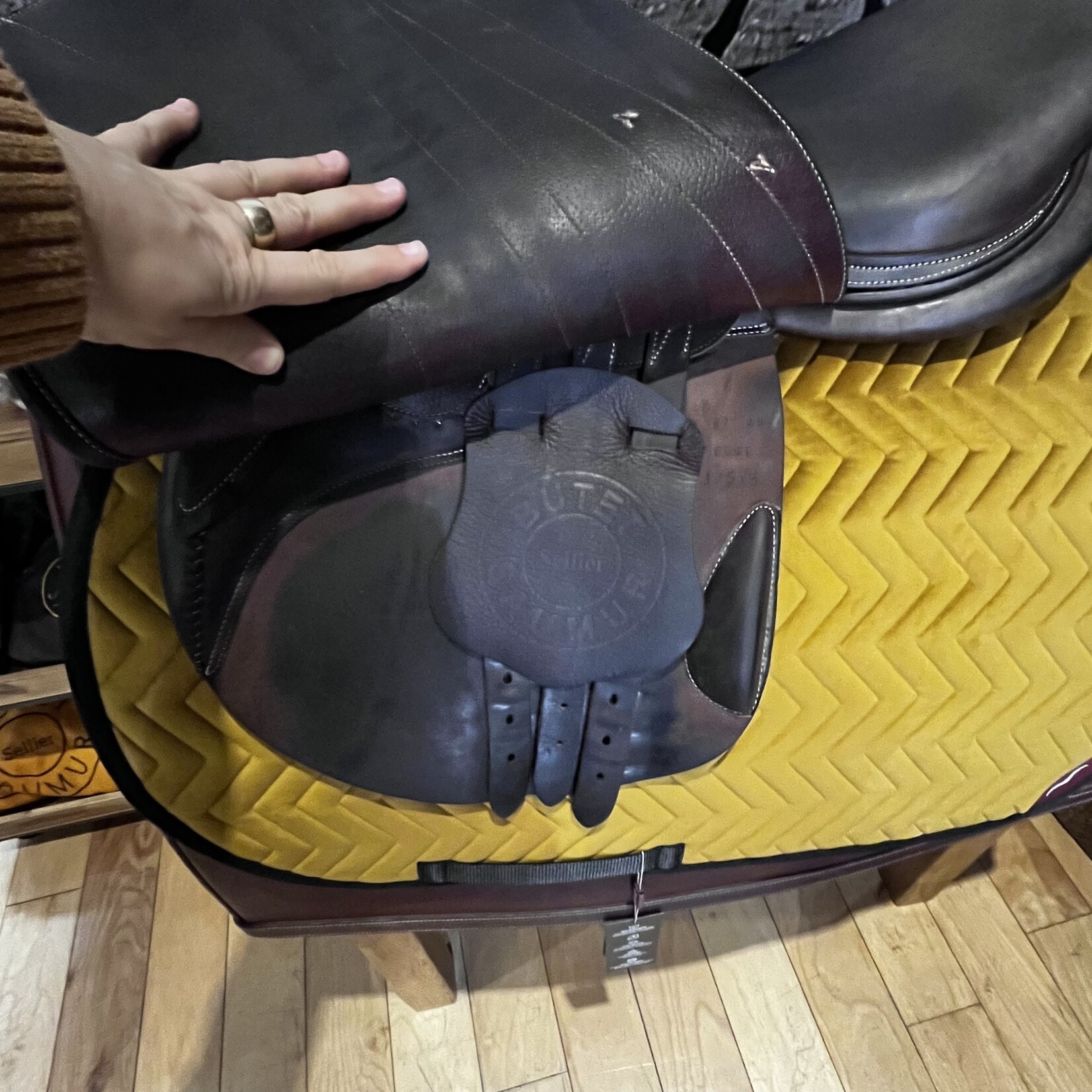 Butet #20 17578 Consigned Butet, Premium, 17" L (Semi Flat Seat), 2L (long) Flap, FBGT Panel, STD TREE, Cachou, includes cover