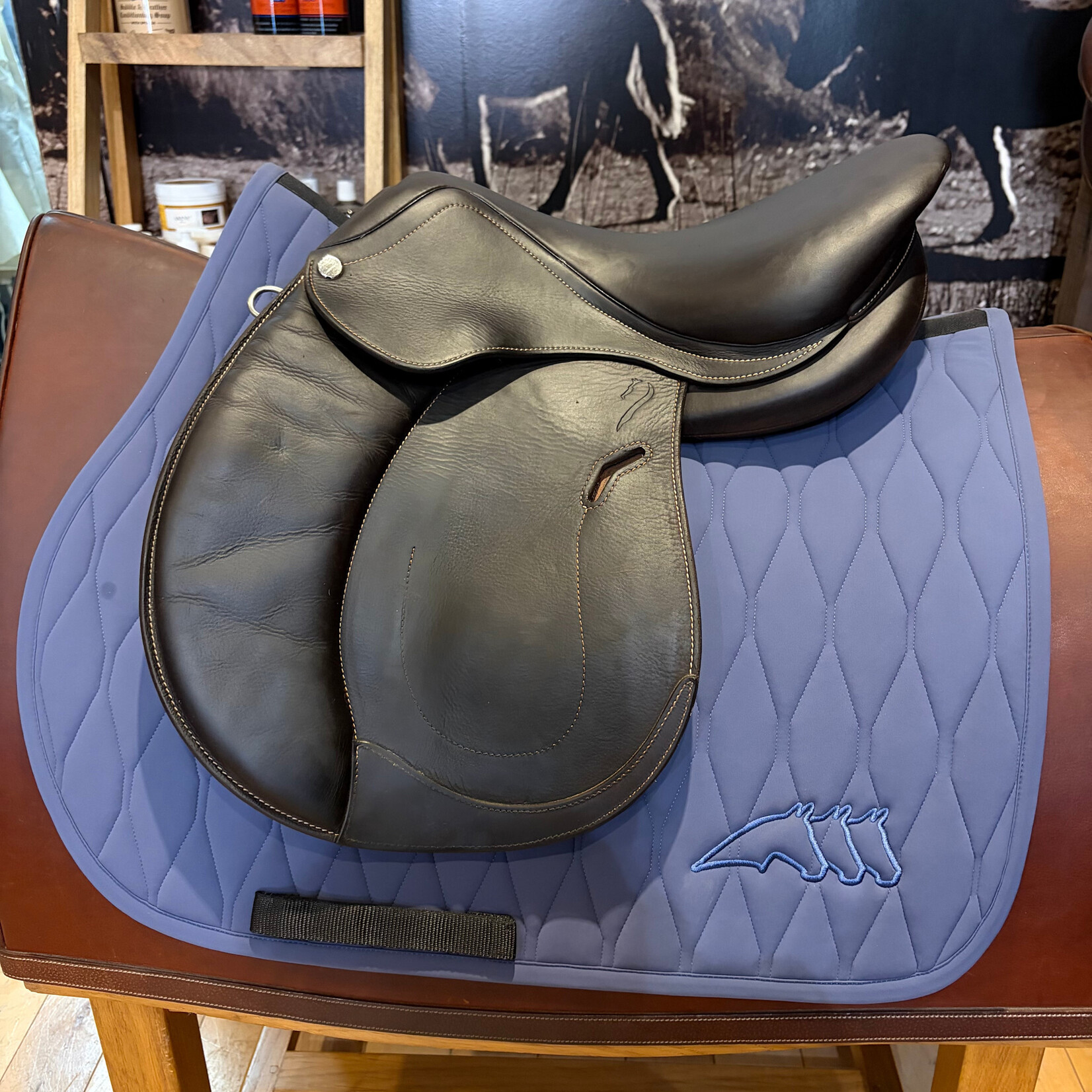 antares #25 2102 Consigned Antares Extra Contact Jumping Saddle, Full Buffalo Leather, 16.5", 2NB Flap (Straighter), STD Tree, includes Antares Cover