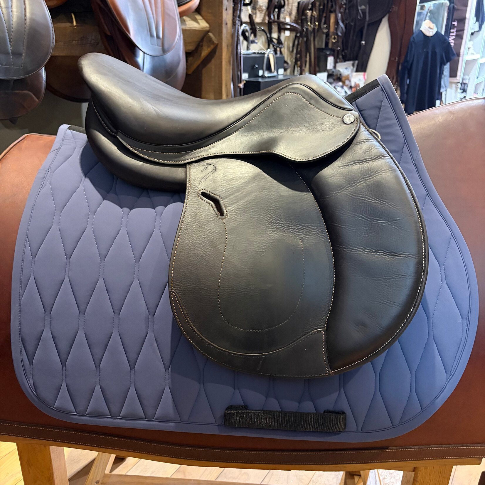 antares #25 2102 Consigned Antares Extra Contact Jumping Saddle, Full Buffalo Leather, 16.5", 2NB Flap (Straighter), STD Tree, includes Antares Cover