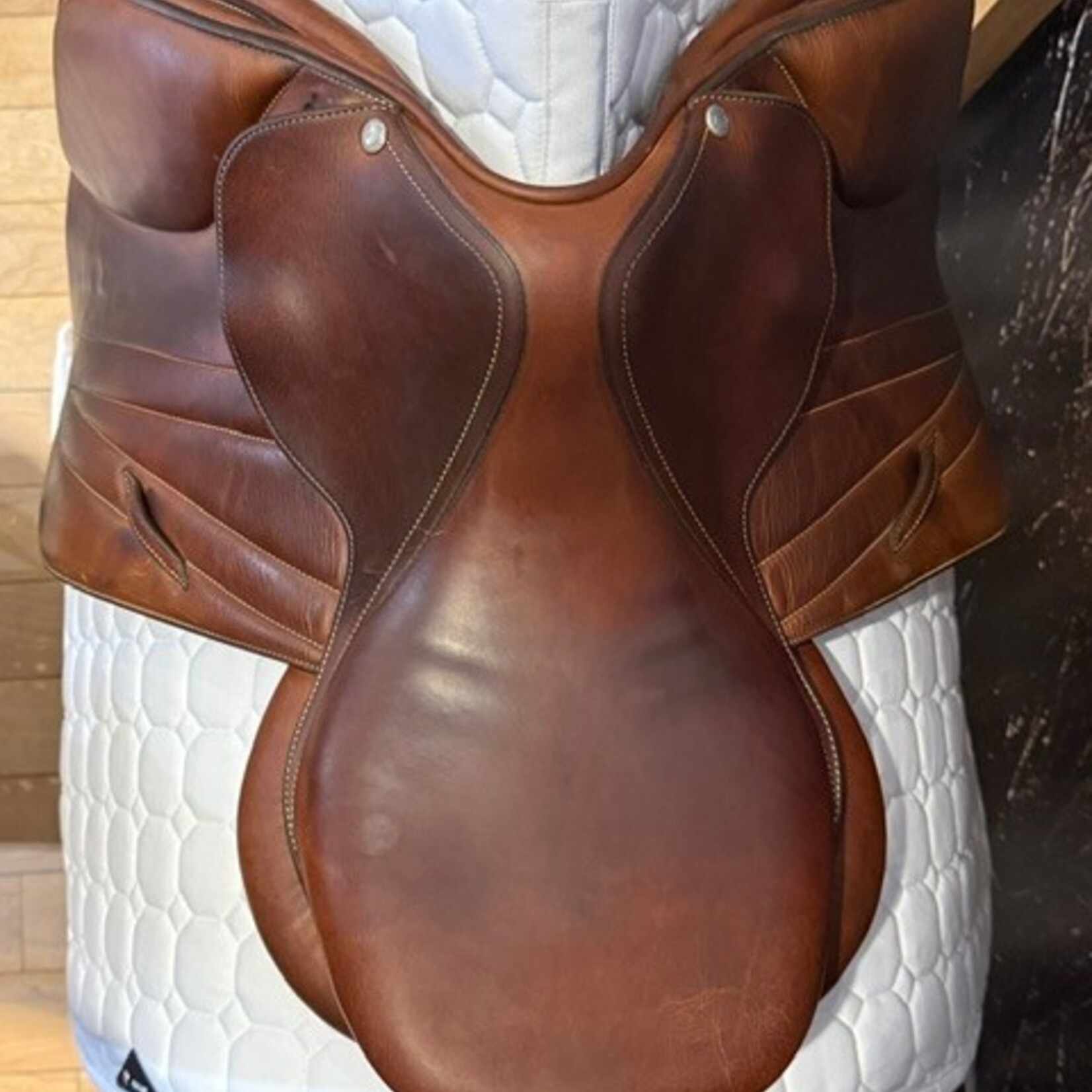 Butet #22 22745 Demo Butet Premium Jumping Saddle, 16" P Flat seat, 1.5 flap, WIDE Tree, A+DF panel, Standard Frotn & Rear Blocks, Gold, calfskin padded flap and seat