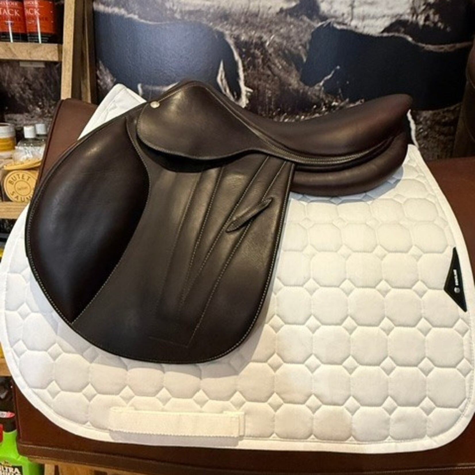 Butet #25 28761 Demo Butet Premium Jumping Saddle, 17" L Flat seat, 1.75 flap, STD Tree, BDF Integrated panel, Standard Front & Rear Blocks, Cachou, calfskin padded flap and seat, includes Butet cover