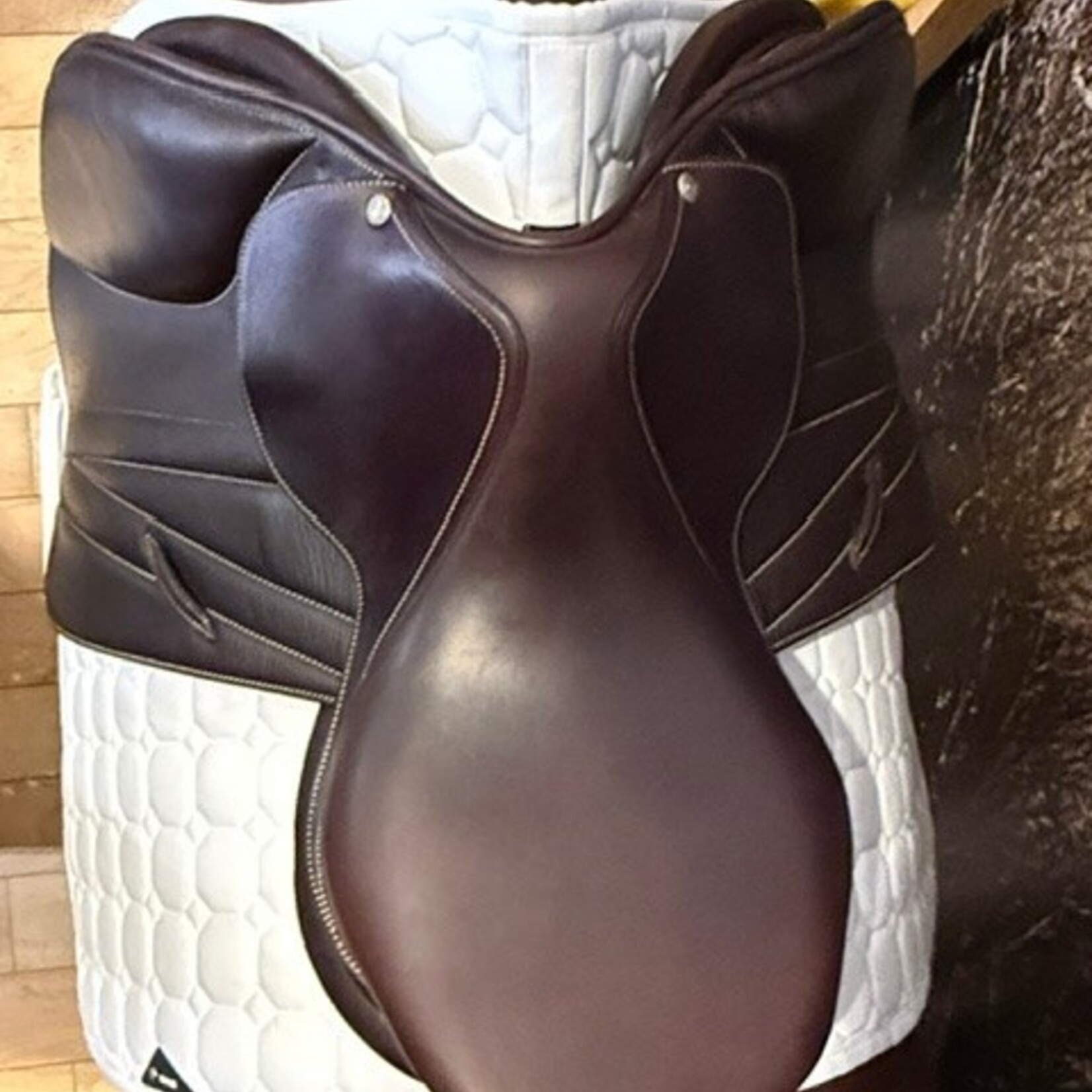 Butet #25 28761 Demo Butet Premium Jumping Saddle, 17" L Flat seat, 1.75 flap, STD Tree, BDF Integrated panel, Standard Front & Rear Blocks, Cachou, calfskin padded flap and seat, includes Butet cover
