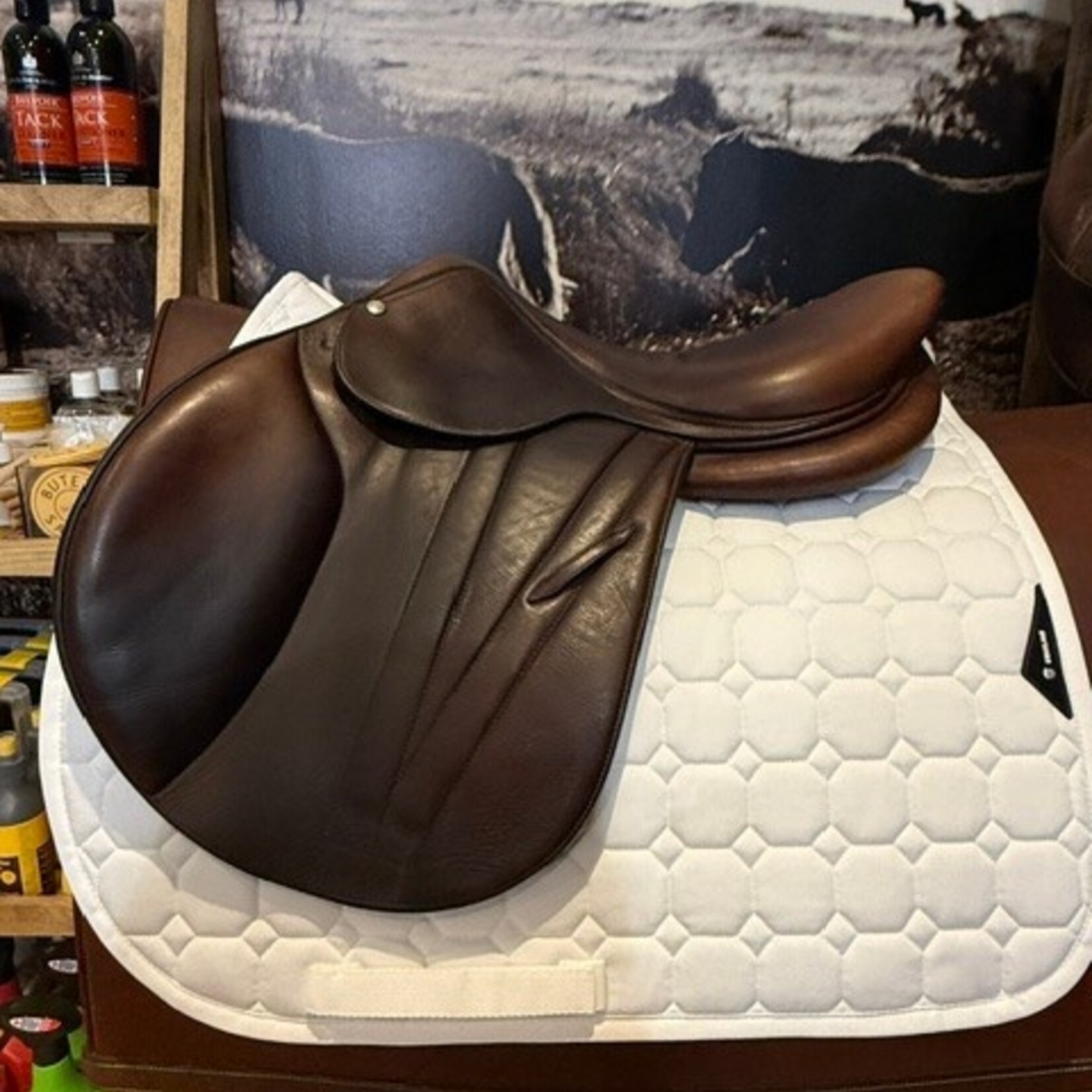 Butet #22 22213 Demo Butet Premium Jumping Saddle, 17" M Deep, Comfort seat, 2 flap, WIDE Tree, ESPDTE-A Integrated panel, Standard Front & Rear Blocks, Cachou, calfskin padded flap and seat, includes Butet cover