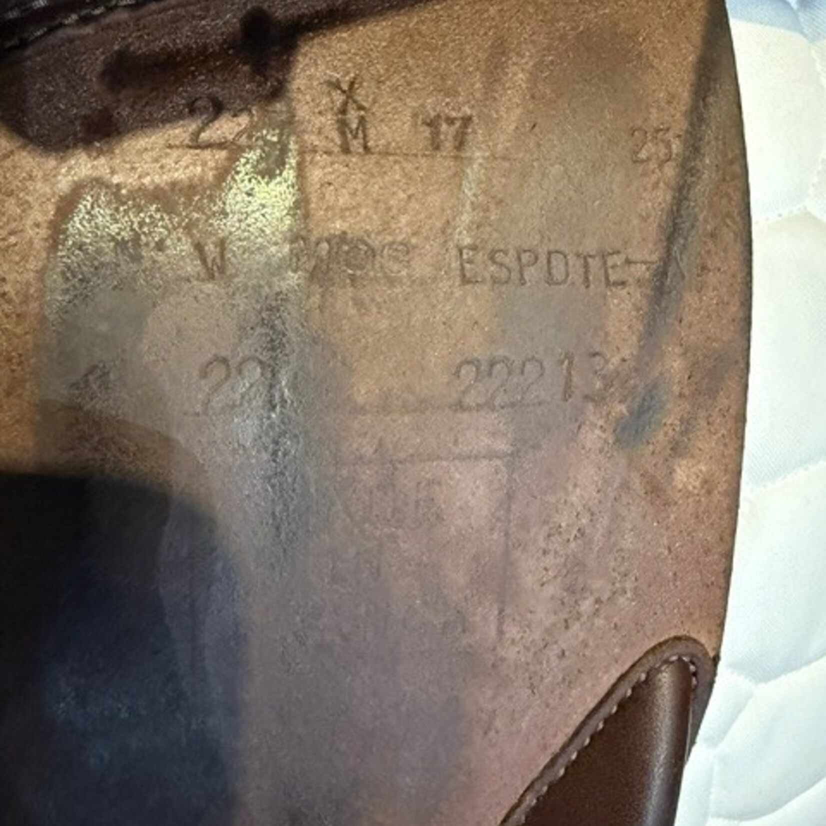 Butet #22 22213 Demo Butet Premium Jumping Saddle, 17" M Deep, Comfort seat, 2 flap, WIDE Tree, ESPDTE-A Integrated panel, Standard Front & Rear Blocks, Cachou, calfskin padded flap and seat, includes Butet cover