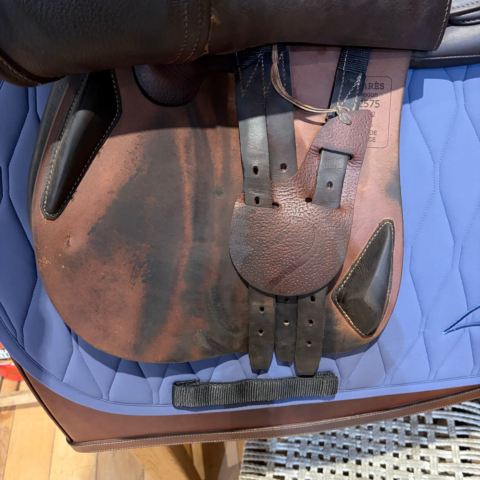 #21 2575 Consigned Antares Connexion Jump Saddle, 17" Seat, 2 NB Flap (Straighter Flap), Standard Tree, includes Antares cover