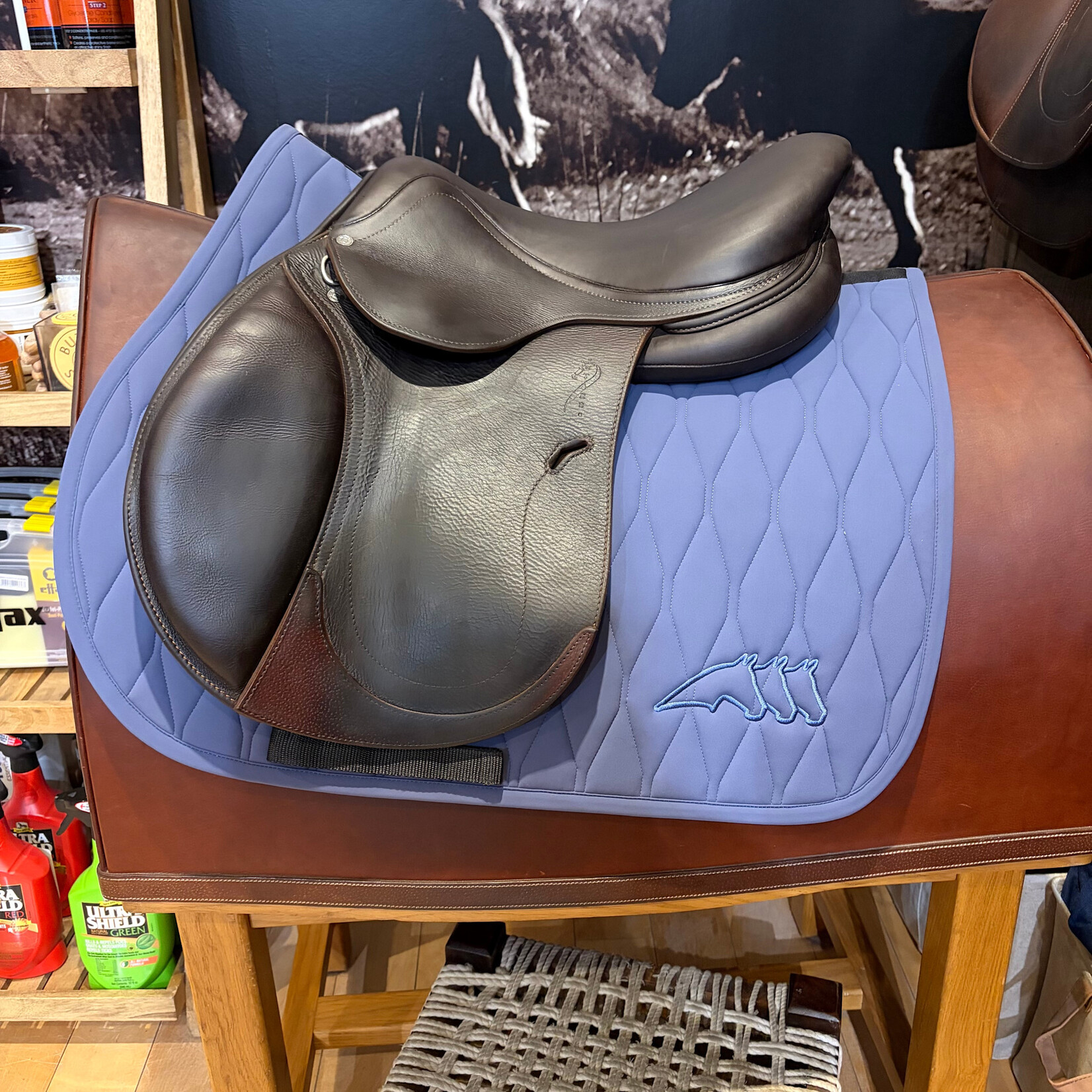 #21 2575 Consigned Antares Connexion Jump Saddle, 17" Seat, 2 NB Flap (Straighter Flap), Standard Tree, includes Antares cover