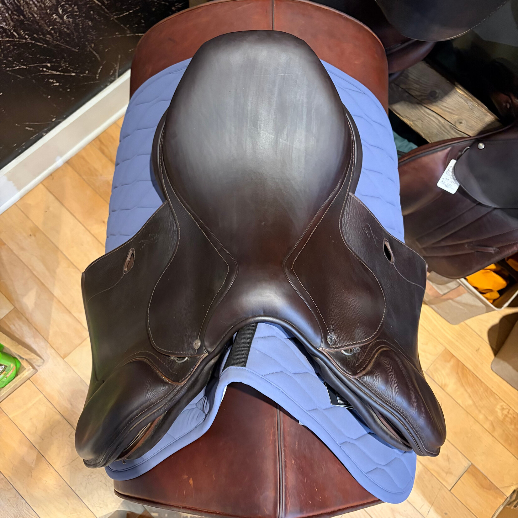 #21 2575 Consigned Antares Connexion Jump Saddle, 17" Seat, 2 NB Flap (Straighter Flap), Standard Tree, includes Antares cover