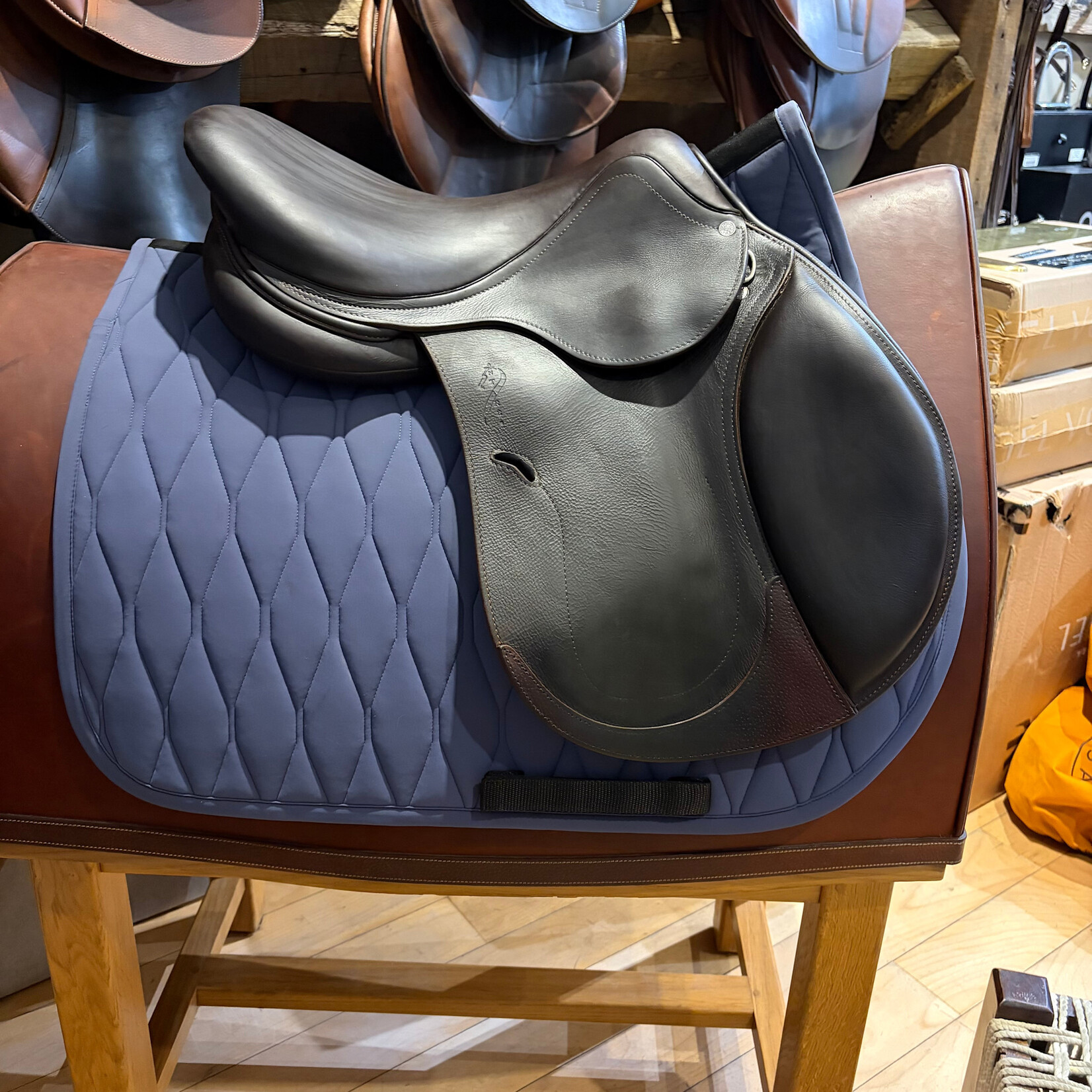 #21 2575 Consigned Antares Connexion Jump Saddle, 17" Seat, 2 NB Flap (Straighter Flap), Standard Tree, includes Antares cover