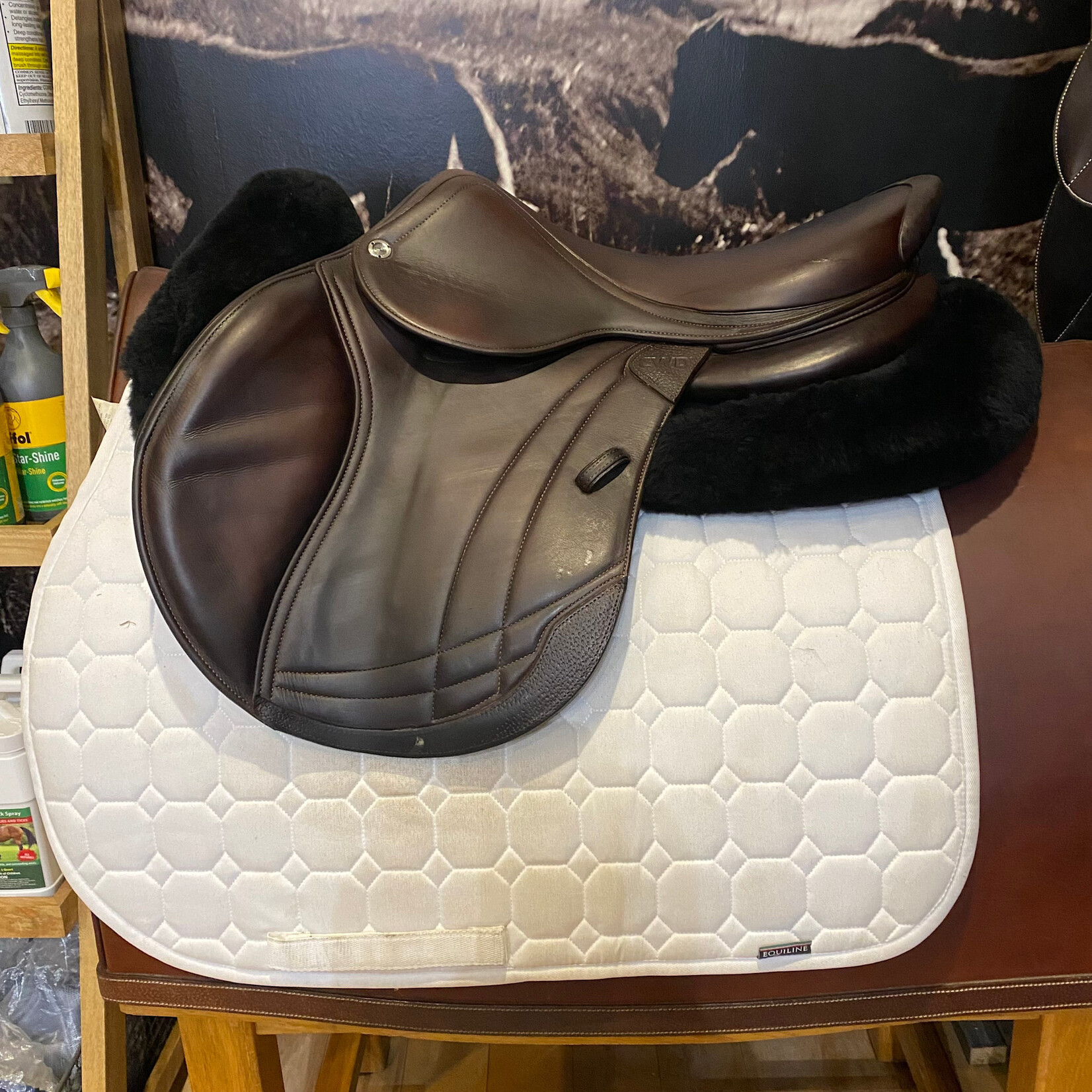 CWD #20 81349 Consigned CWD 2GS Hunter Mademoiselle Saddle Dynamick injected carbon-Kevlar tree 17.5", 2CH Flap, PA & RT Panels, includes CWD cover
