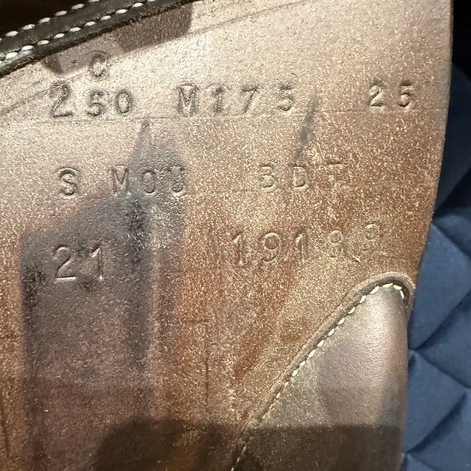 Butet #21 19189 Consigned Butet Jumping Saddle, Integrated Premium, 17.5" M (Semi Deep Seat), 2.5C (Fwd Short) flap, STD TREE, MOU Foam Panels, Cachou, no cover