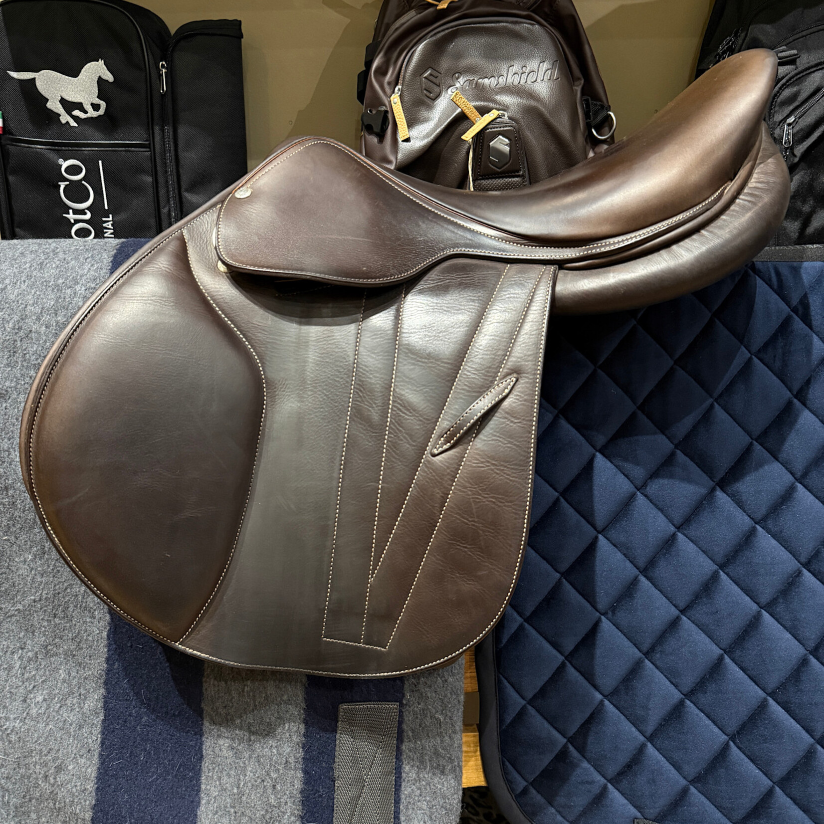 Butet #21 19189 Consigned Butet Jumping Saddle, Integrated Premium, 17.5" M (Semi Deep Seat), 2.5C (Fwd Short) flap, STD TREE, MOU Foam Panels, Cachou, no cover