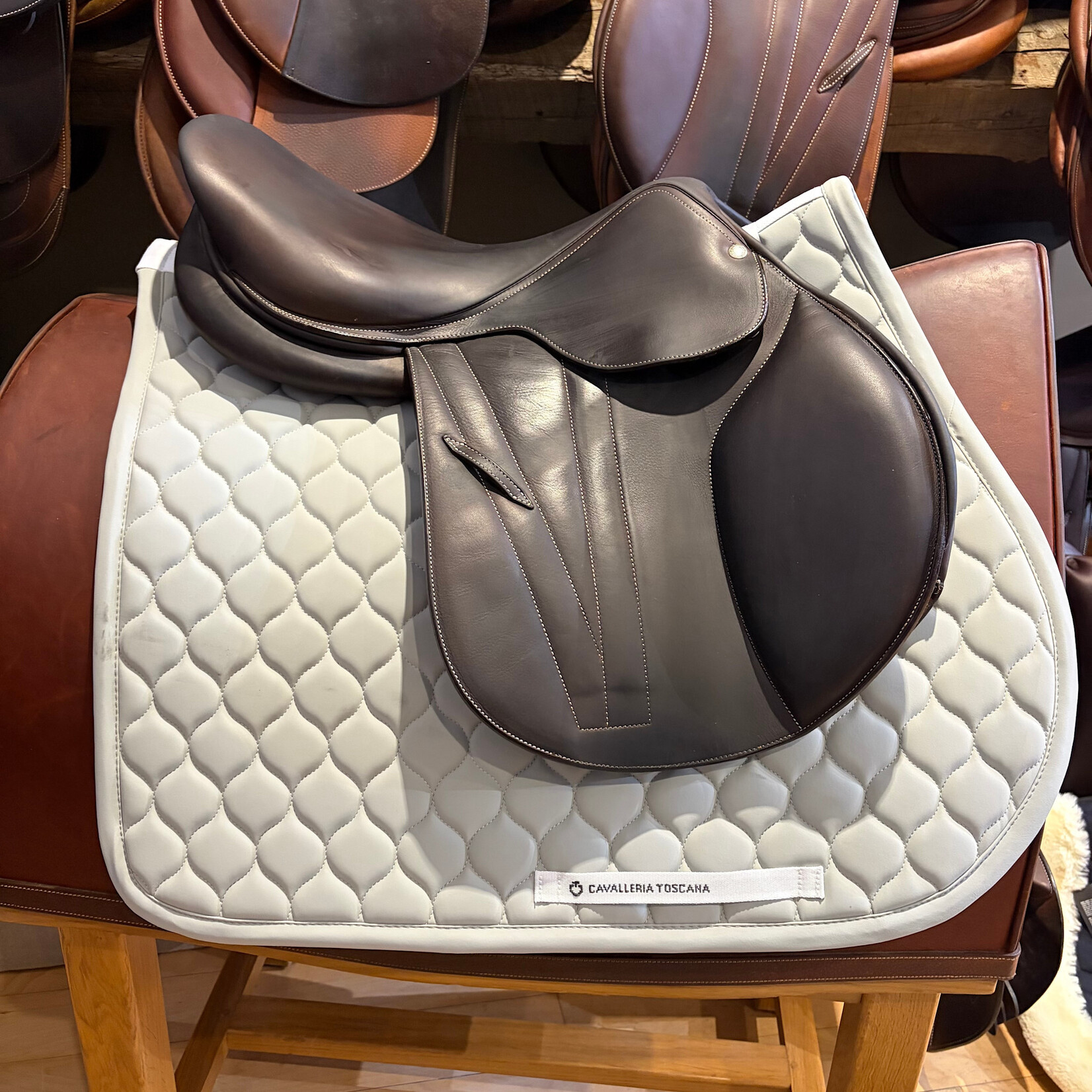 Butet #21 19189 Consigned Butet Jumping Saddle, Integrated Premium, 17.5" M (Semi Deep Seat), 2.5C (Fwd Short) flap, STD TREE, MOU Foam Panels, Cachou, with cover