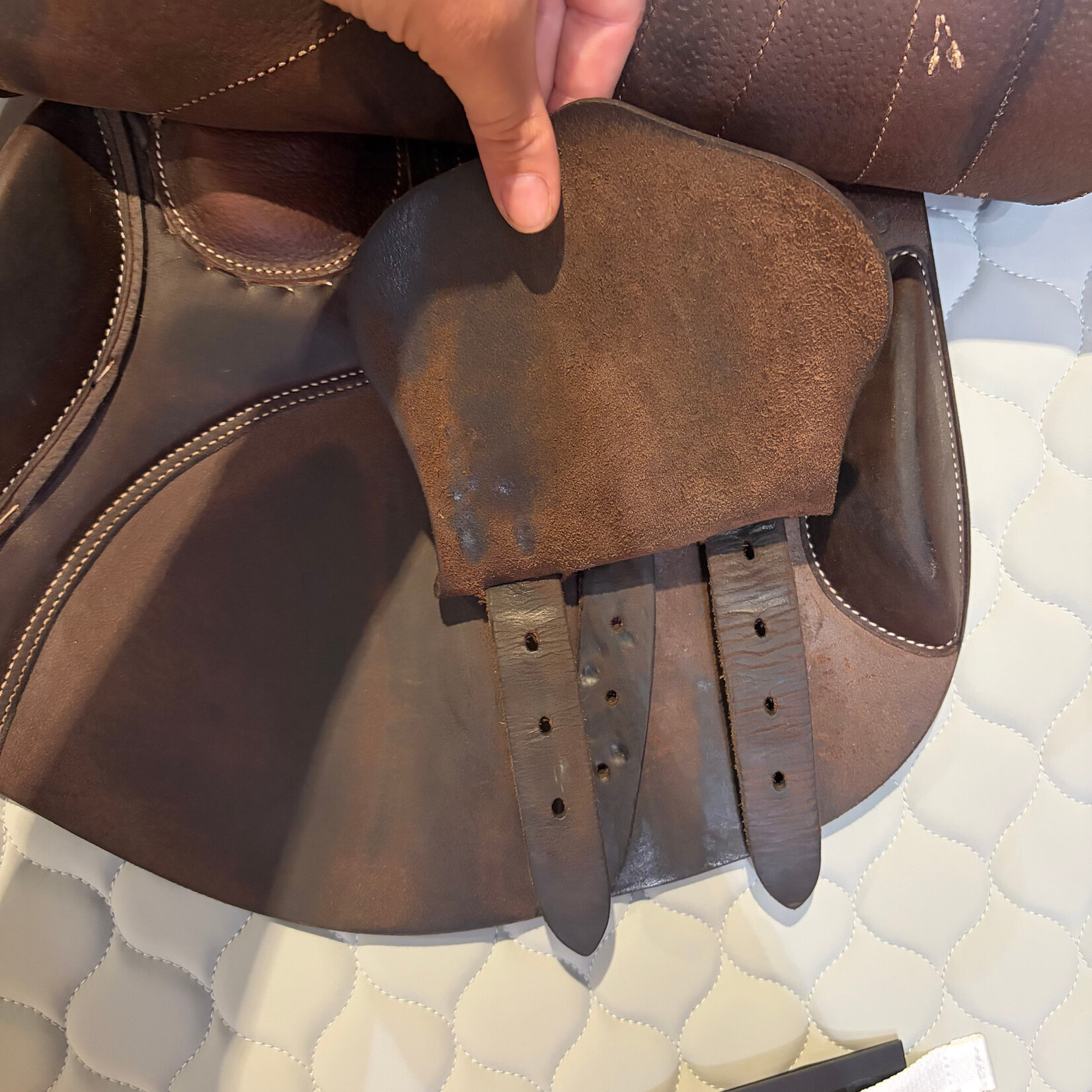 Butet #21 19189 Consigned Butet Jumping Saddle, Integrated Premium, 17.5" M (Semi Deep Seat), 2.5C (Fwd Short) flap, STD TREE, MOU Foam Panels, Cachou, with cover