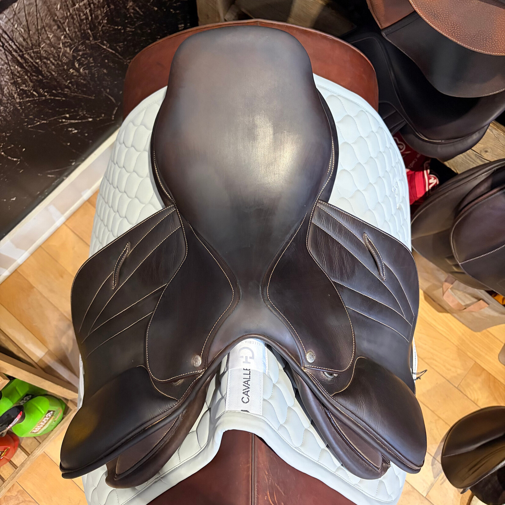 Butet #21 19189 Consigned Butet Jumping Saddle, Integrated Premium, 17.5" M (Semi Deep Seat), 2.5C (Fwd Short) flap, STD TREE, MOU Foam Panels, Cachou, with cover